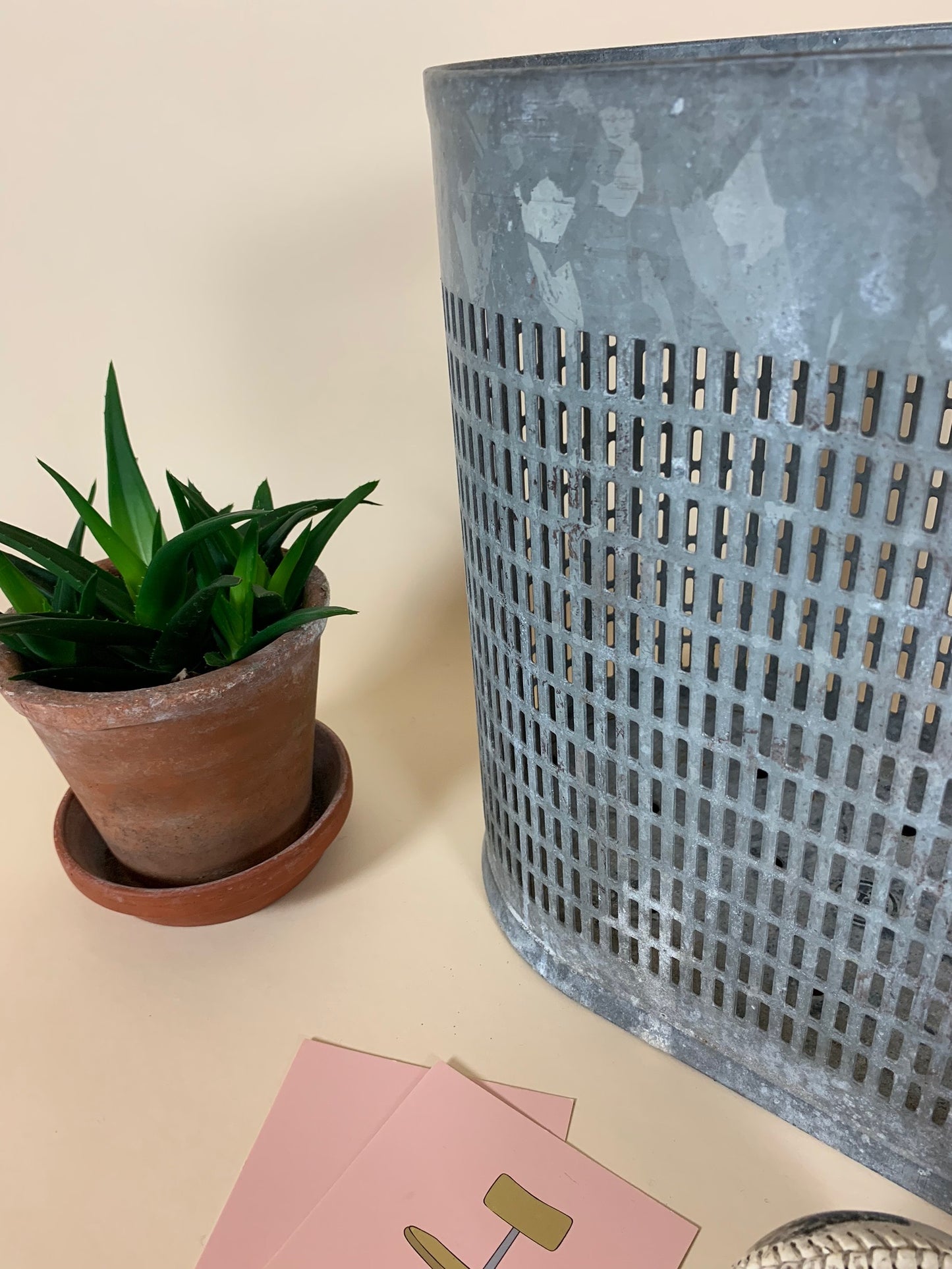 Design-Mülleimer aus Metall
