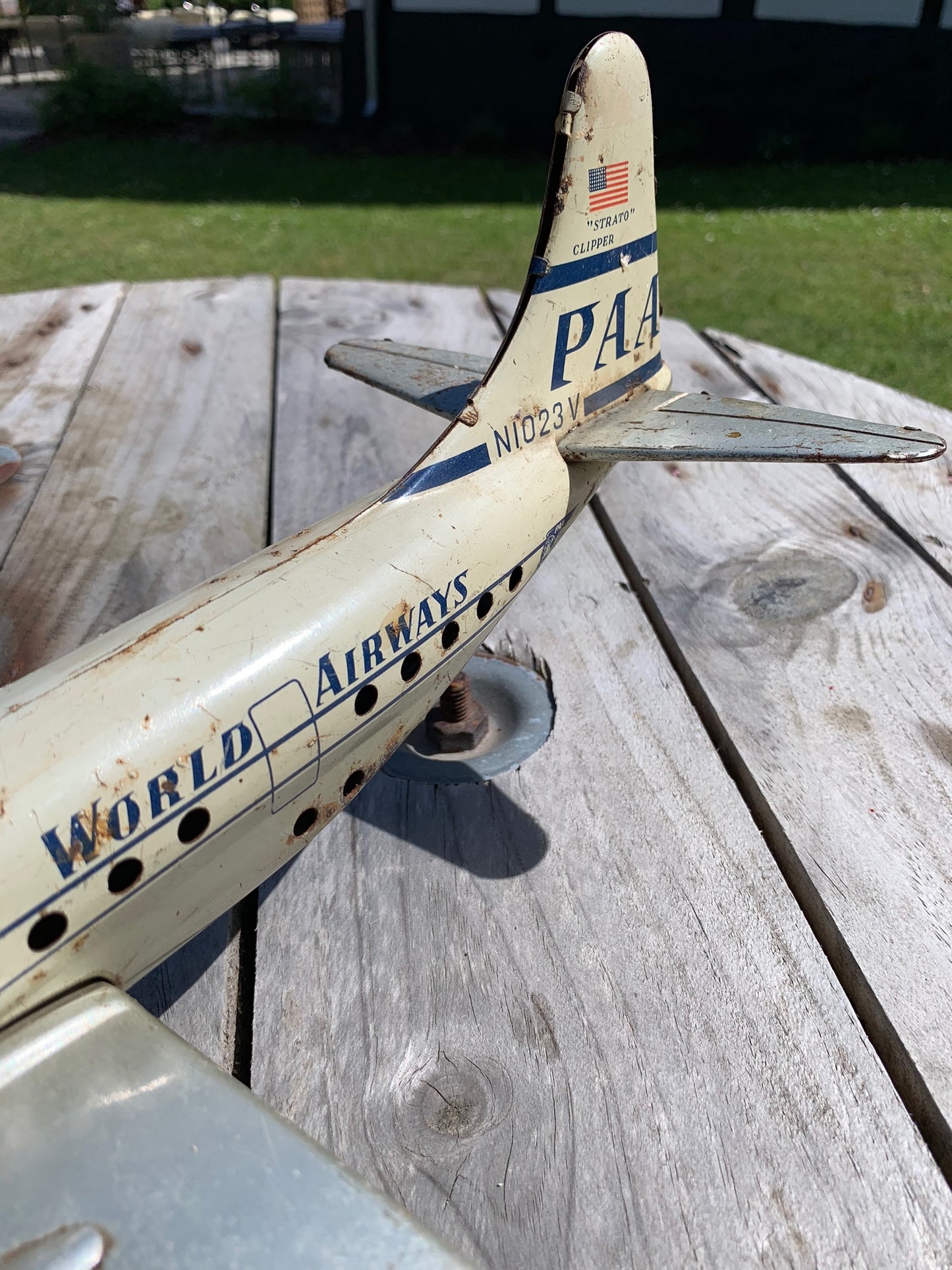 Altes Spielzeugflugzeug aus den 1950er Jahren
