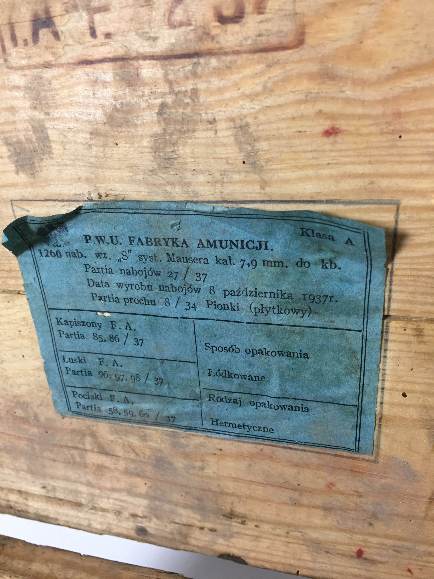 Munitionskiste aus Holz mit Deckel und Griff