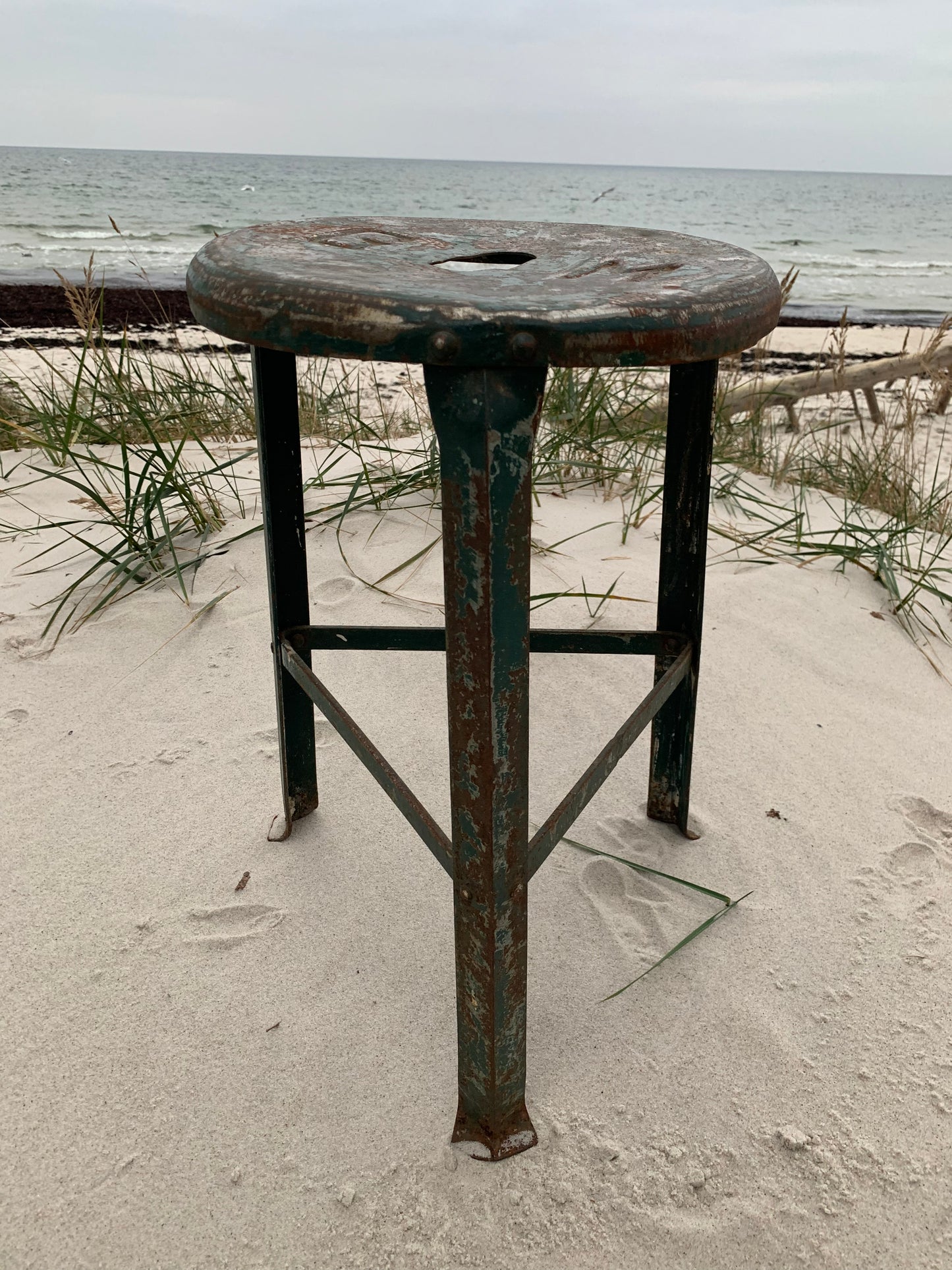 Roher industrieller Hocker