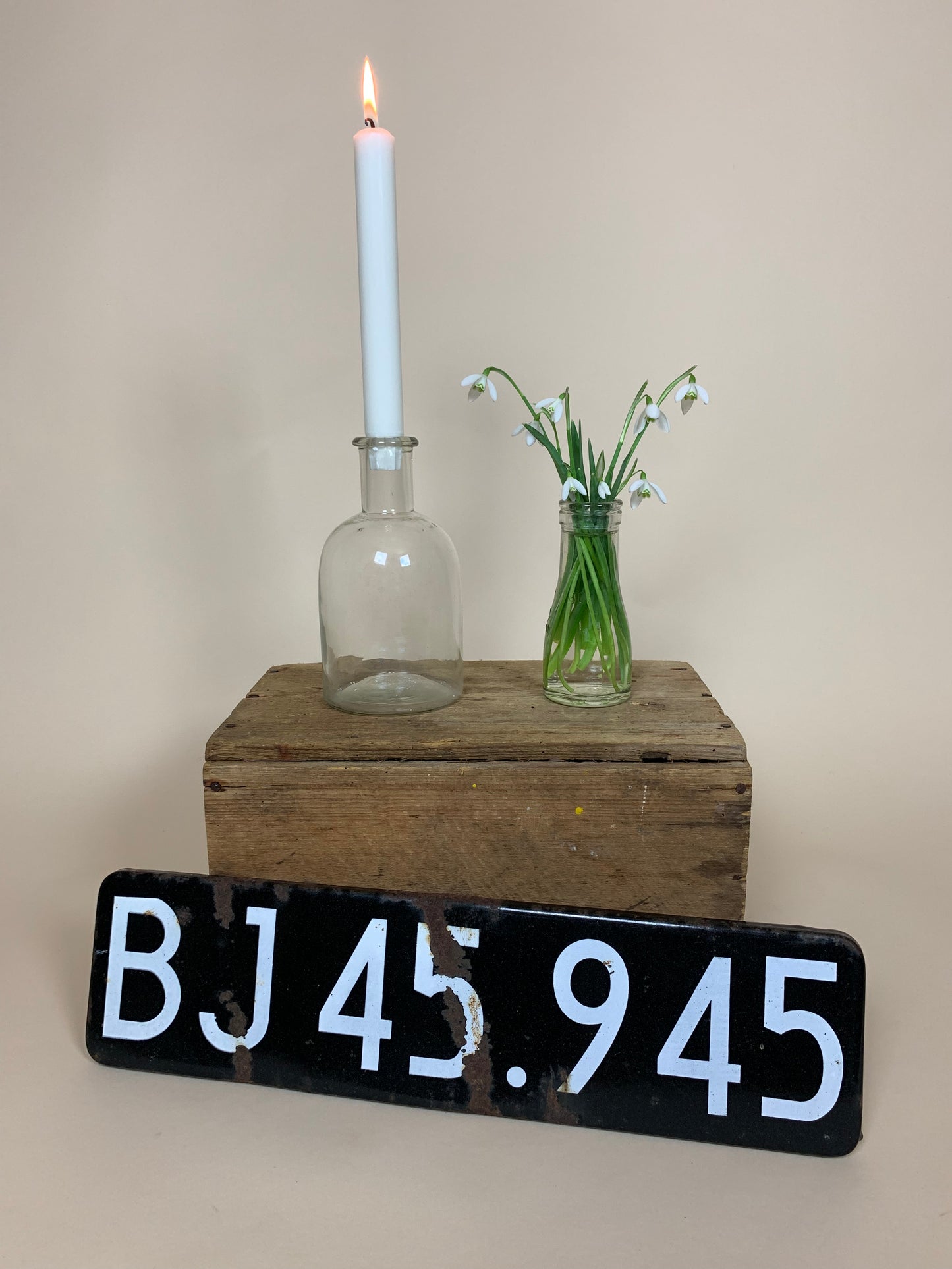 Altes schwarz-weißes Nummernschild in Emaille
