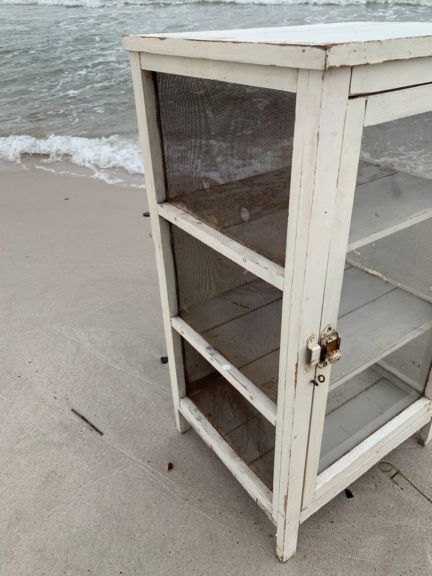 Schöner alter Fliegenschrank