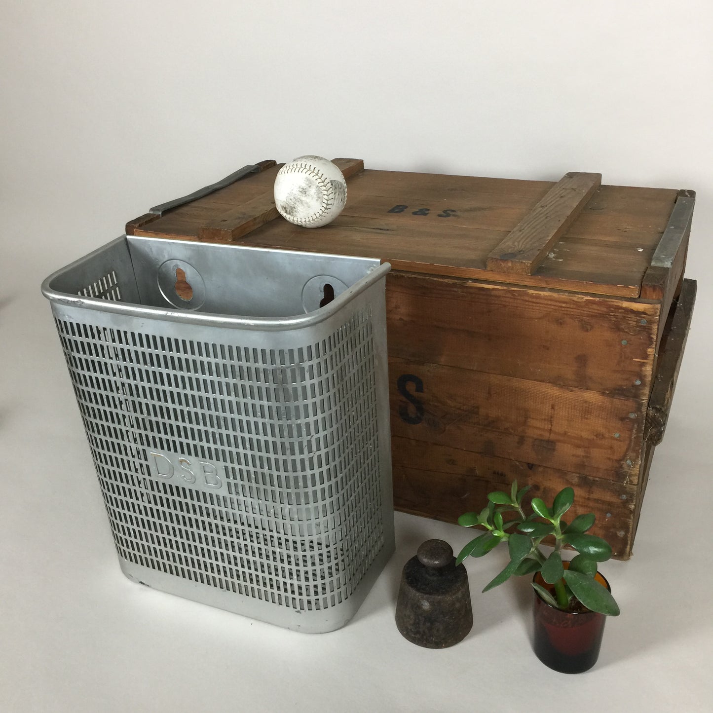 Industrieller und roher DSB-Mülleimer mit Logo