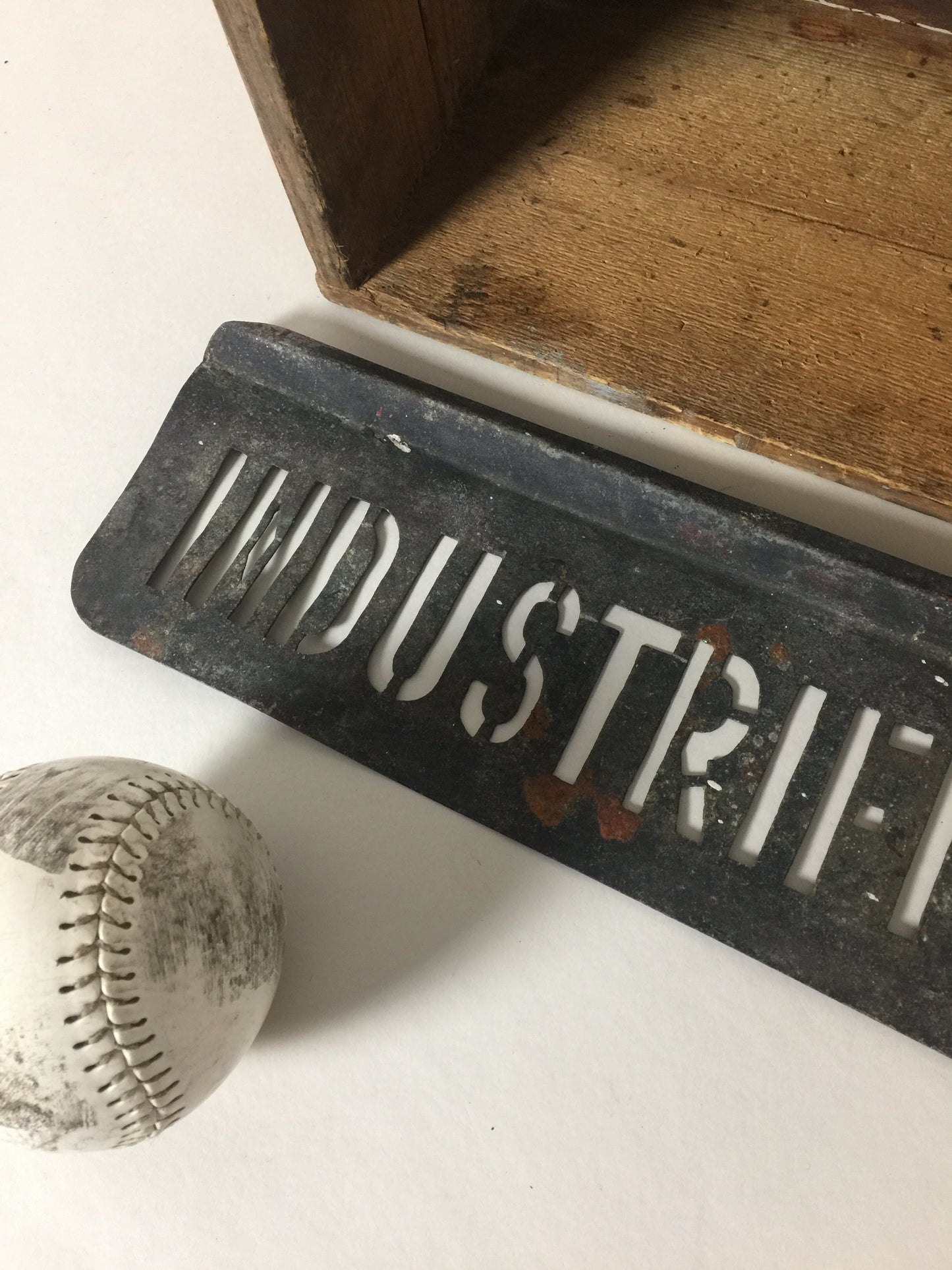 Zeichen der sehr rohen und industriellen Art