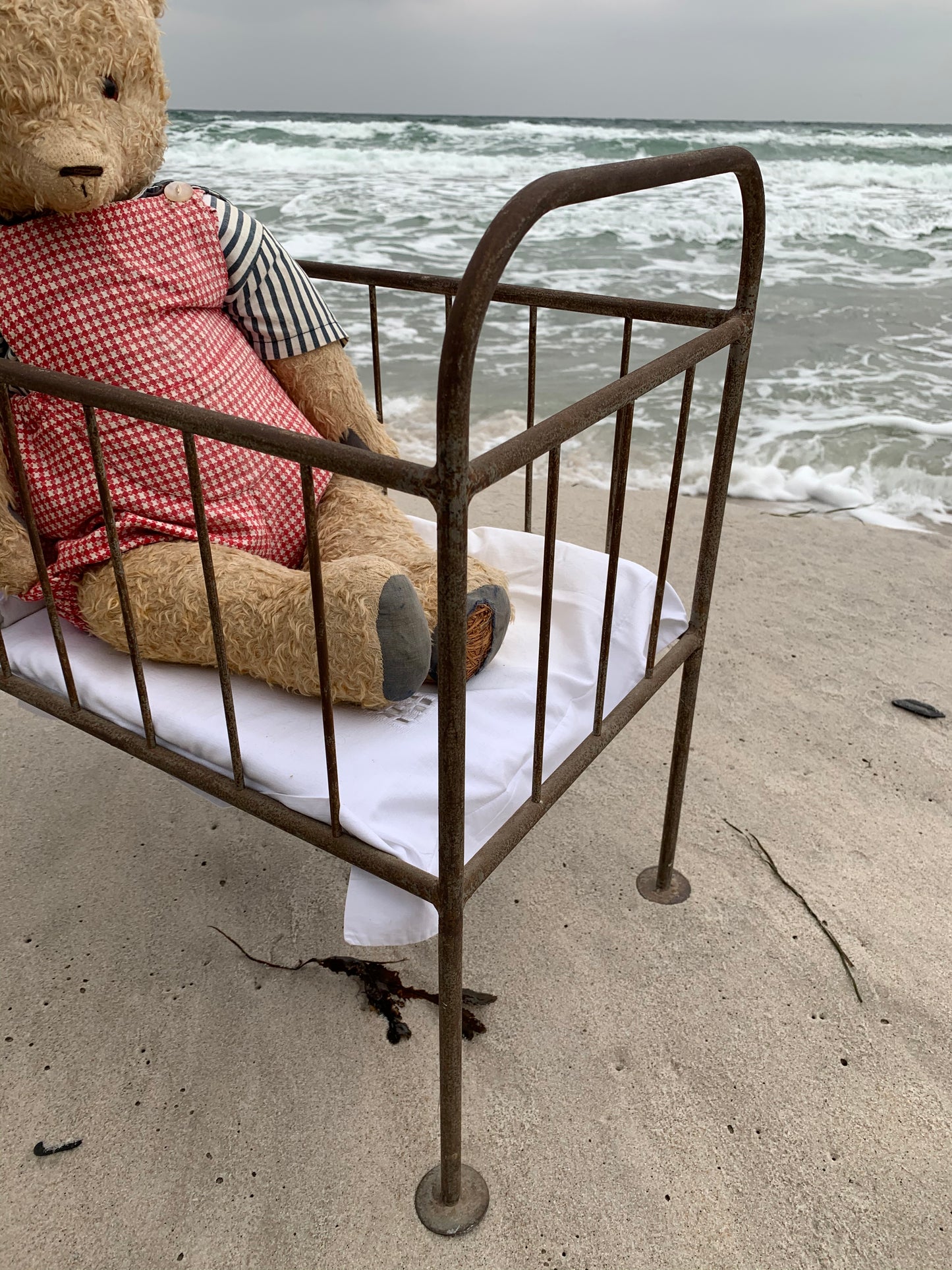 Schöner alter Teddybär mit Bett - aus Frankreich