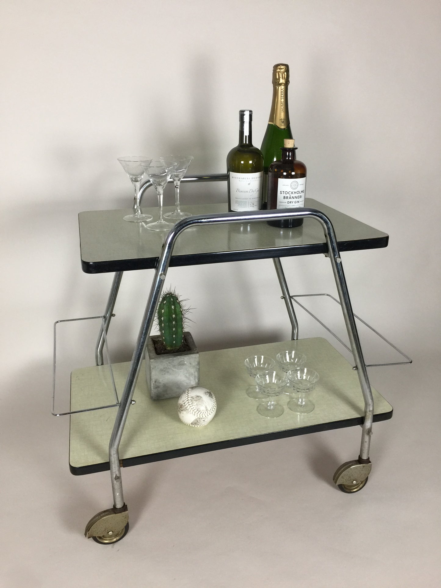 Schöner und origineller Bartisch oder Barwagen