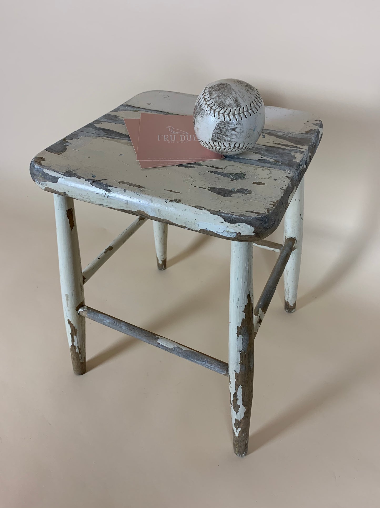 Der Hocker mit viel Patina