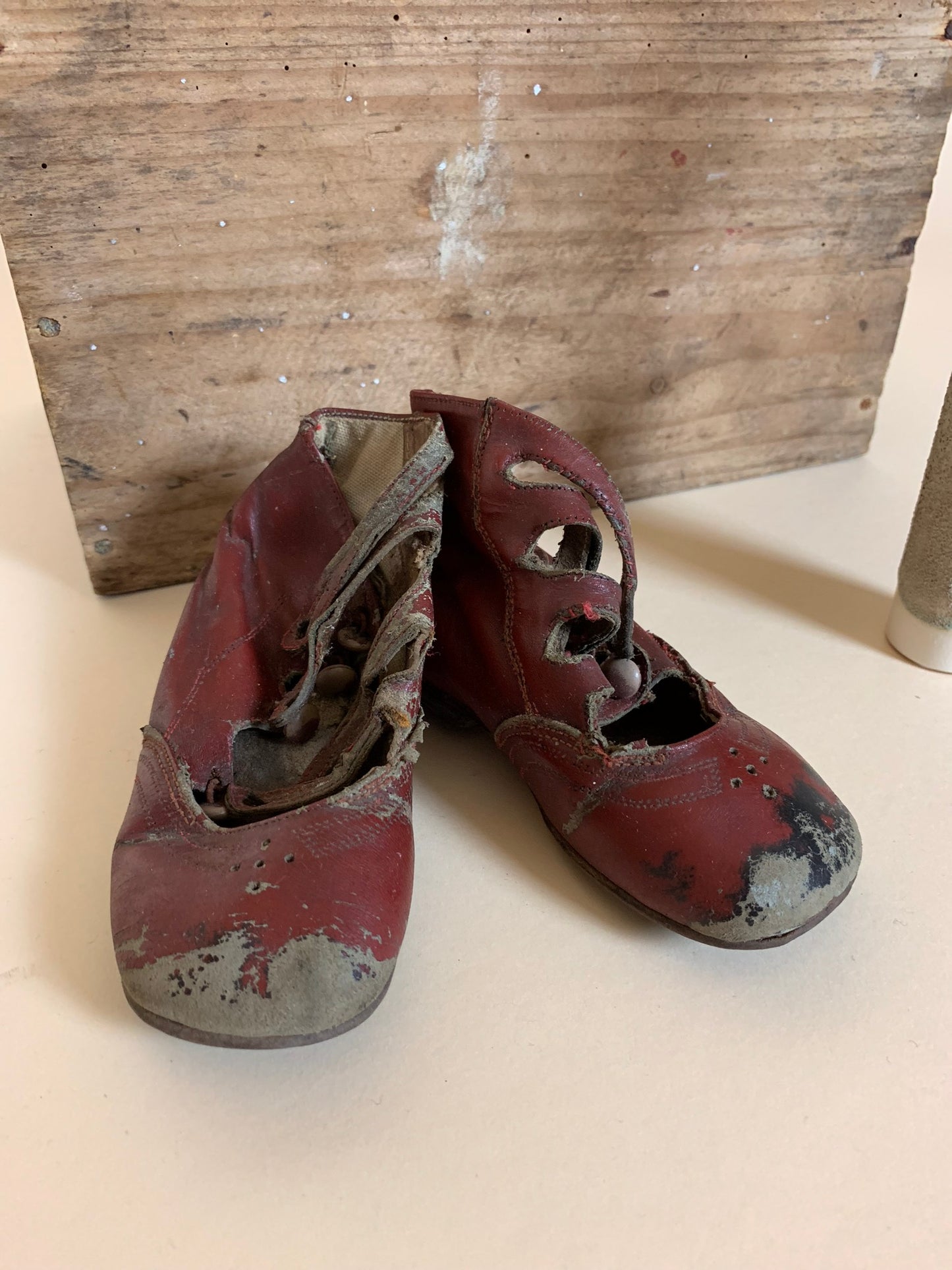 Dekorative alte Kinderschuhe