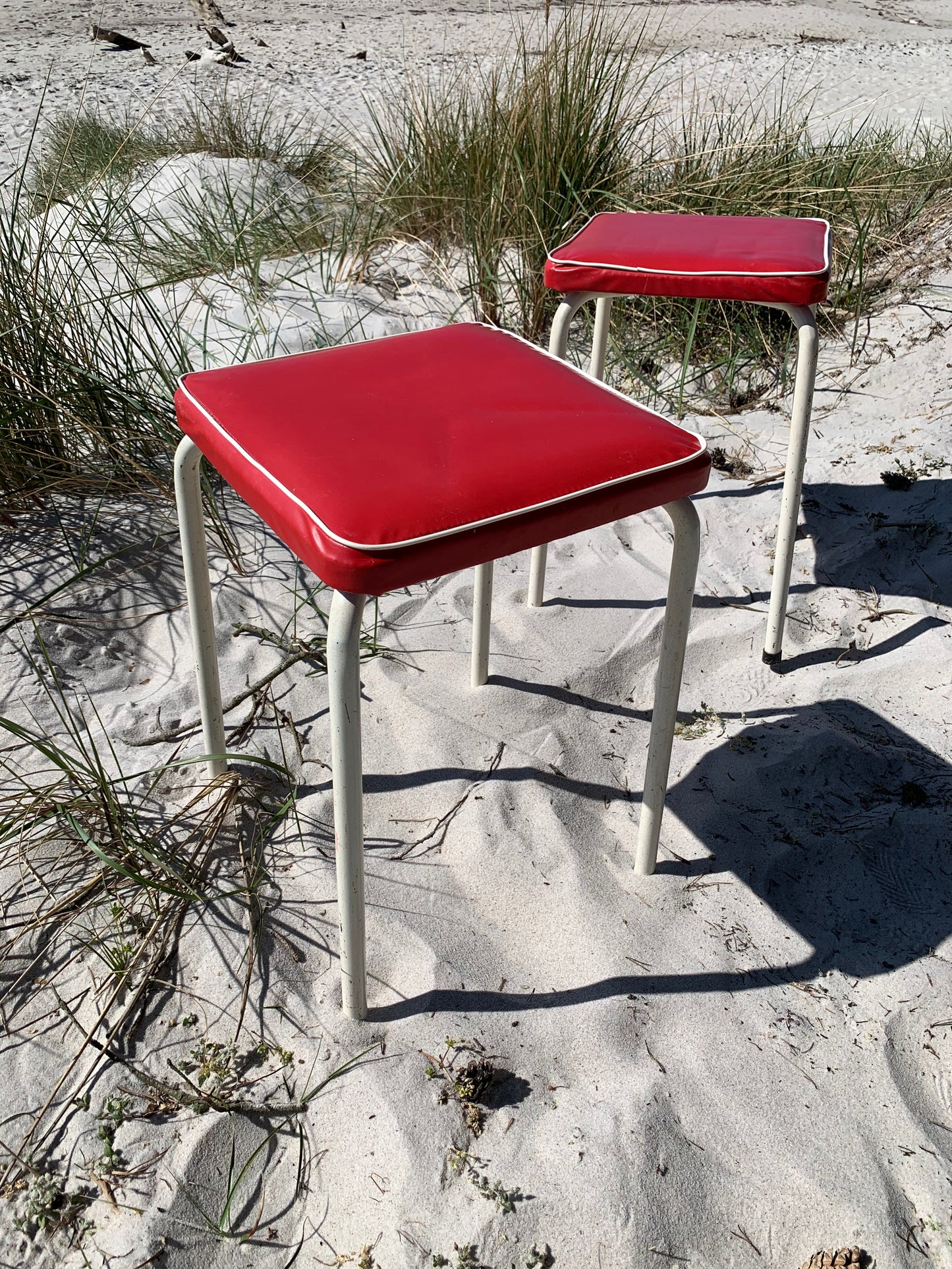 Schöner roter Retro Hocker - Der Preis gilt pro STCK.