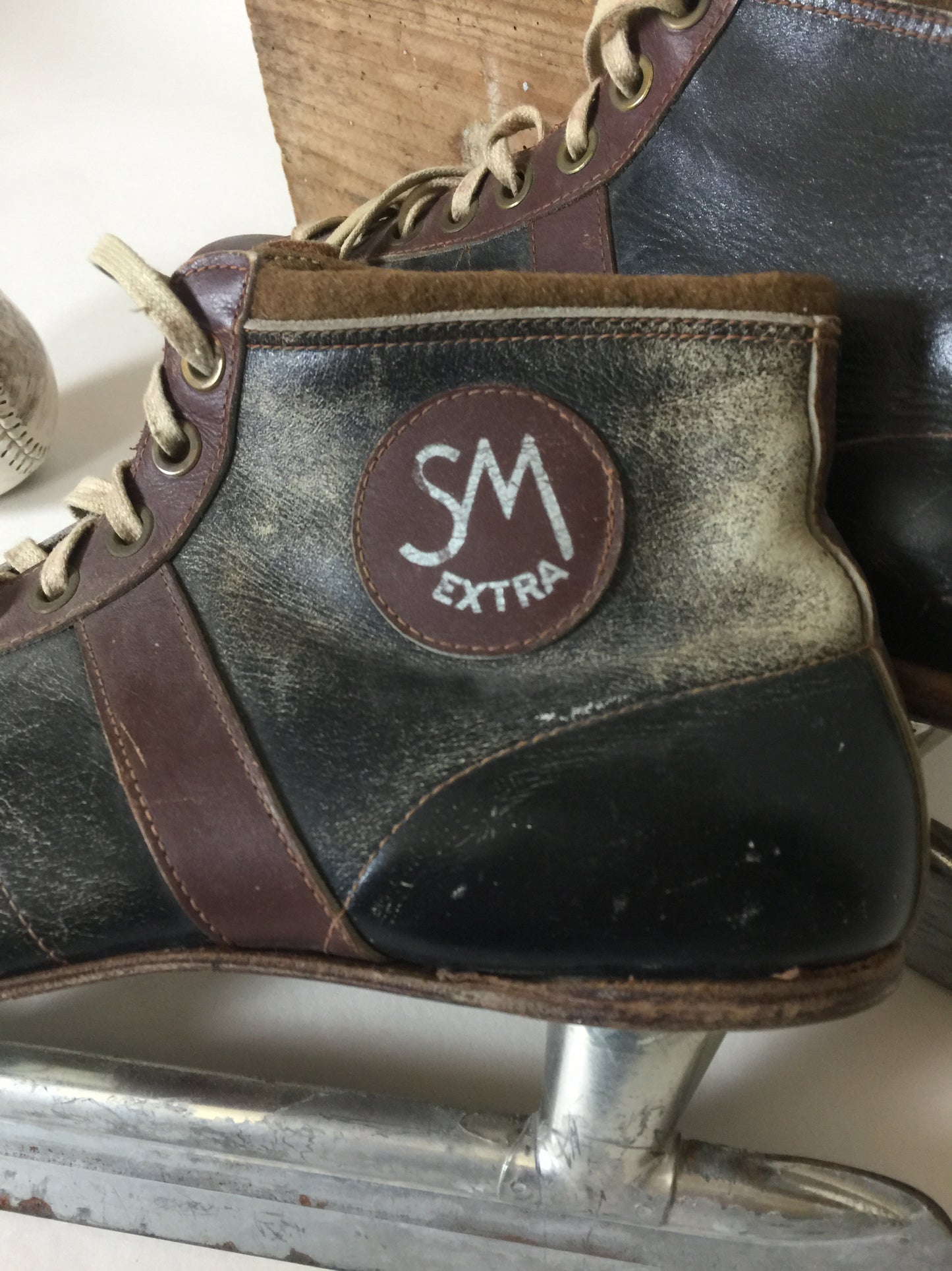 Schöne, rohe und dekorative alte Schlittschuhe