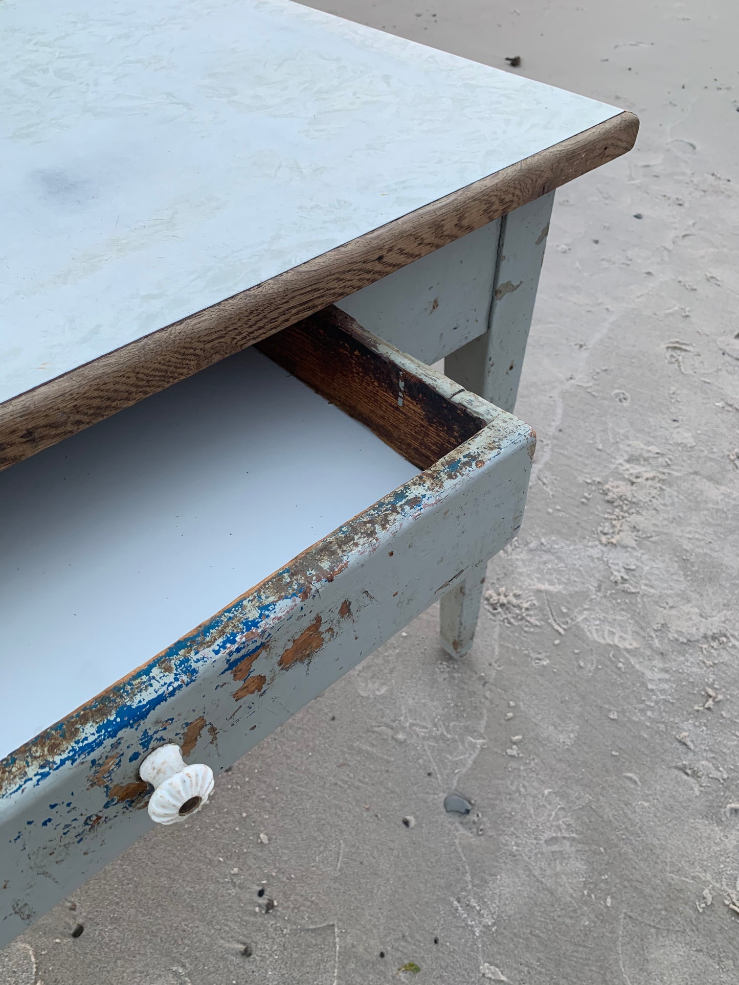 Tisch mit Patina