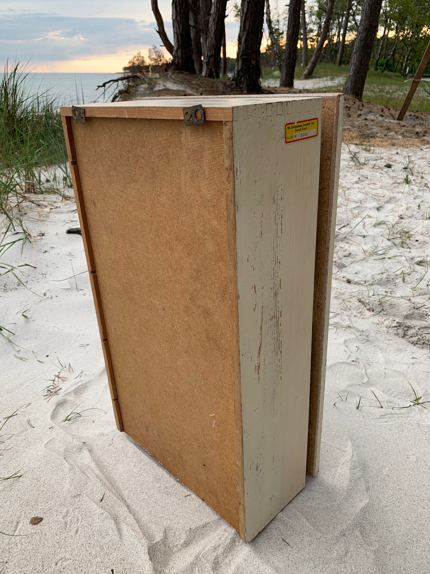 Rotkreuzschrank mit Schublade innen