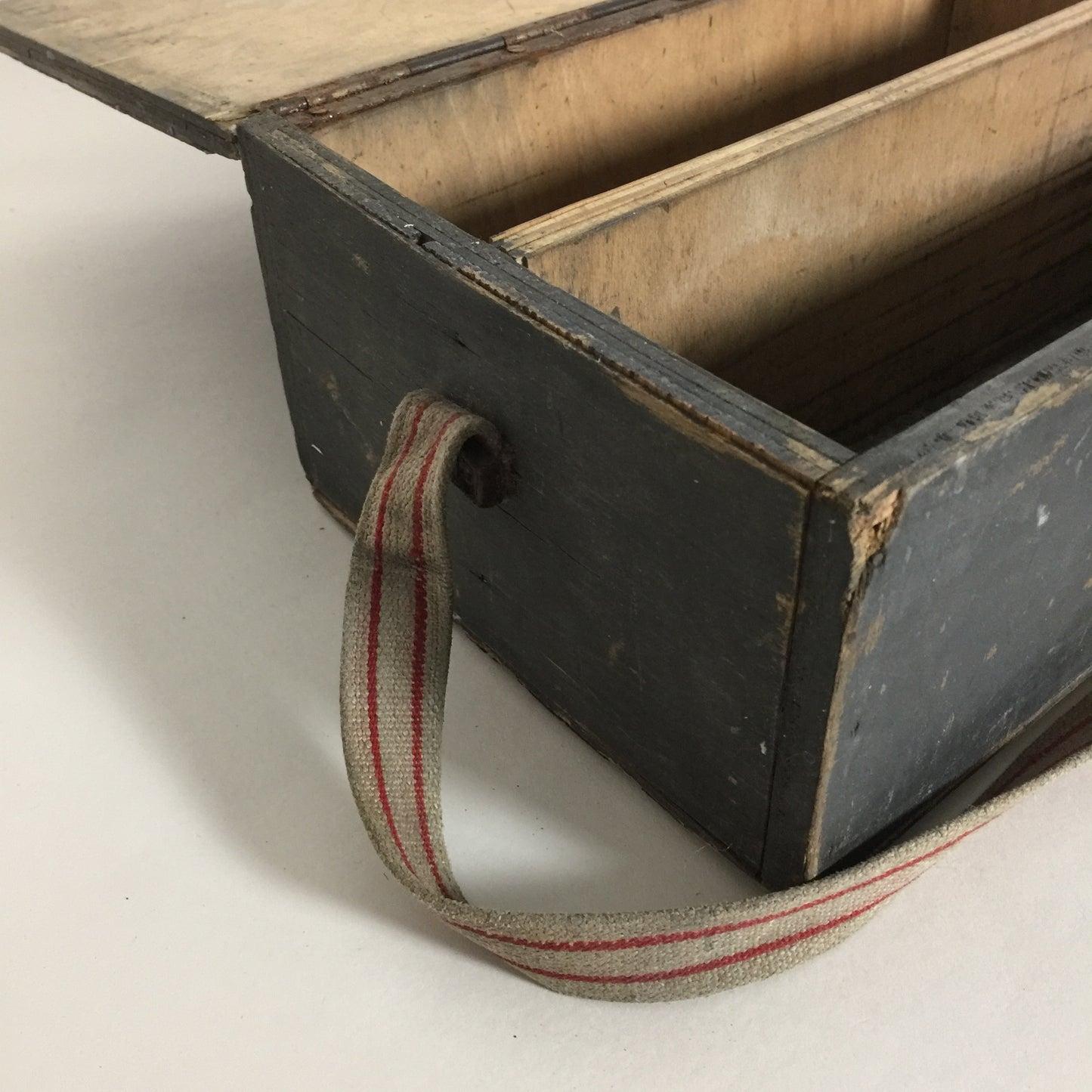Filmbox aus Holz mit Riemen