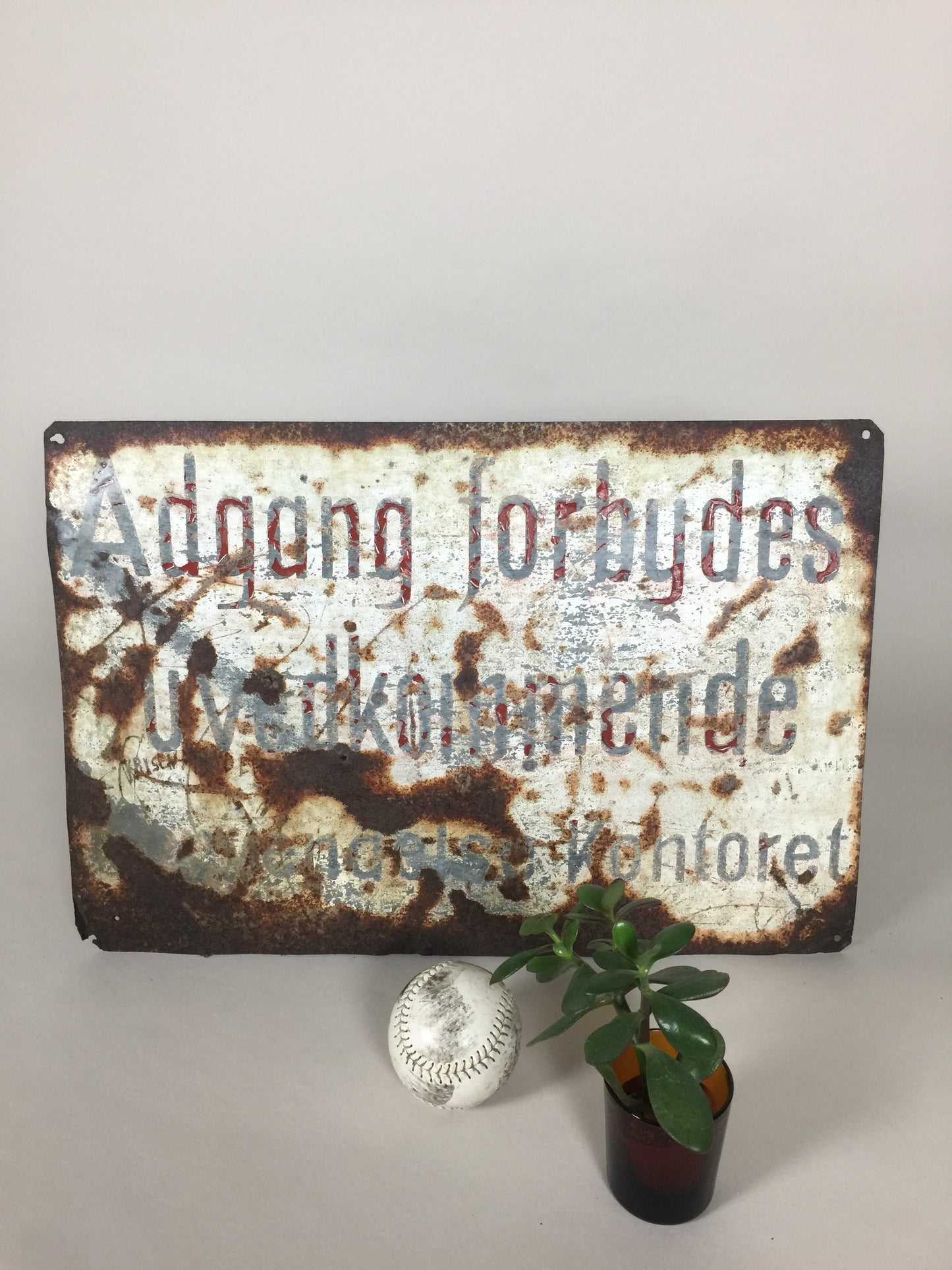 Schönes und sehr patiniertes dänisches Schild