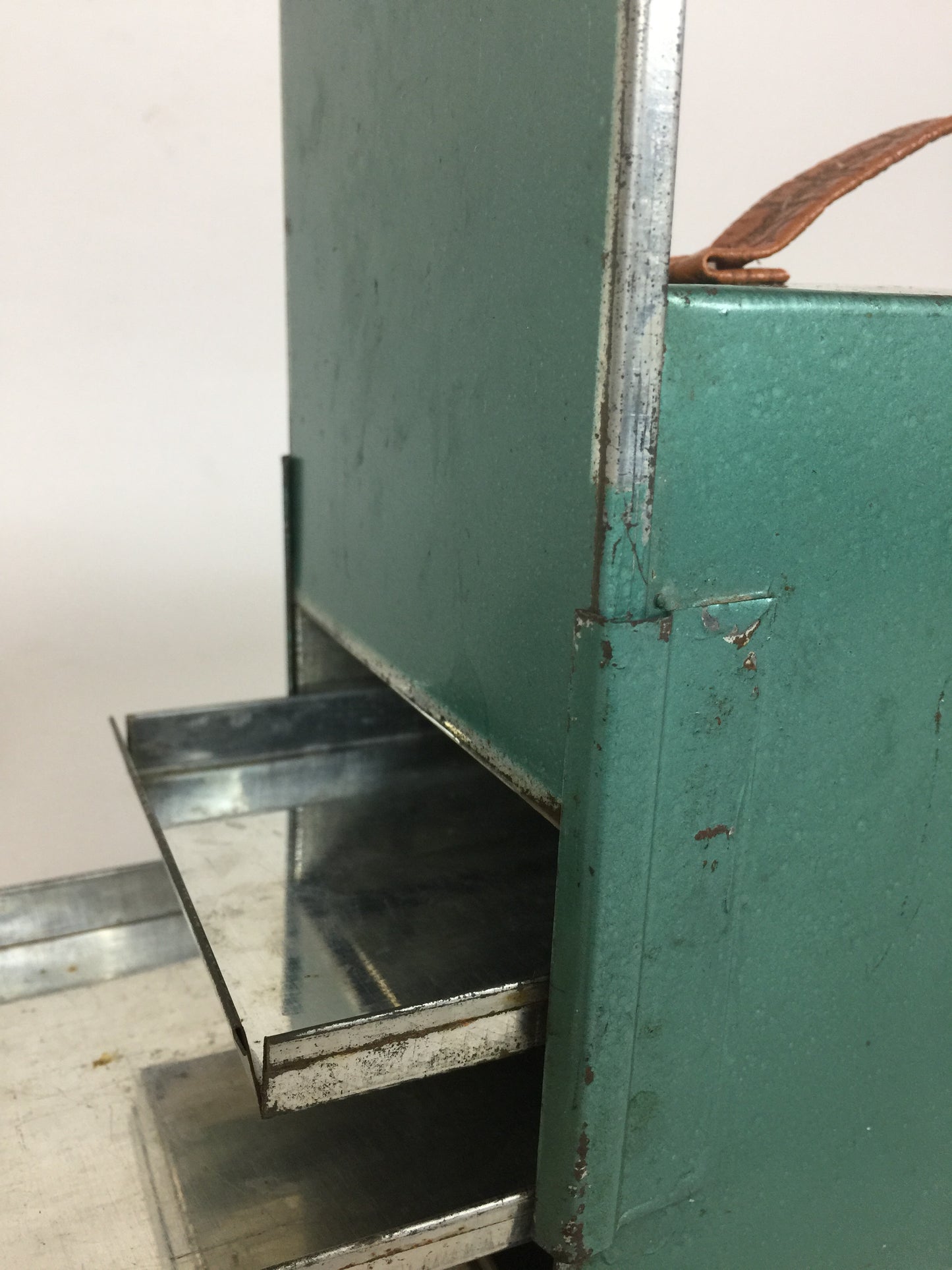 Schöne alte Brotdose für Smørrebrød auf dem Waldausflug