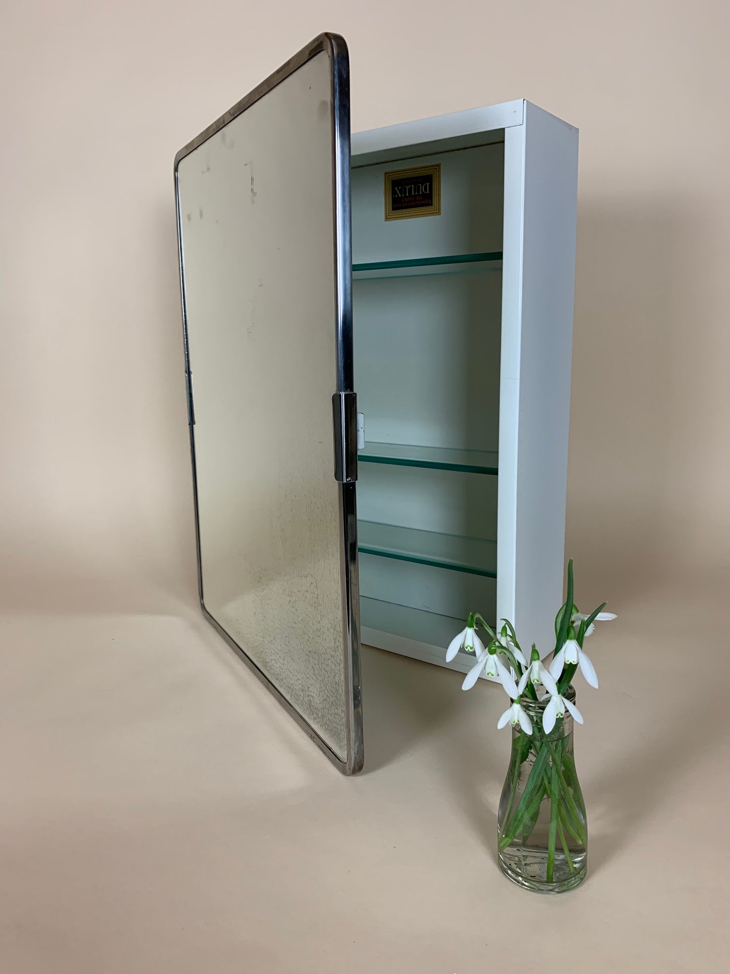 Medizinschrank im Rohstil mit Spiegel