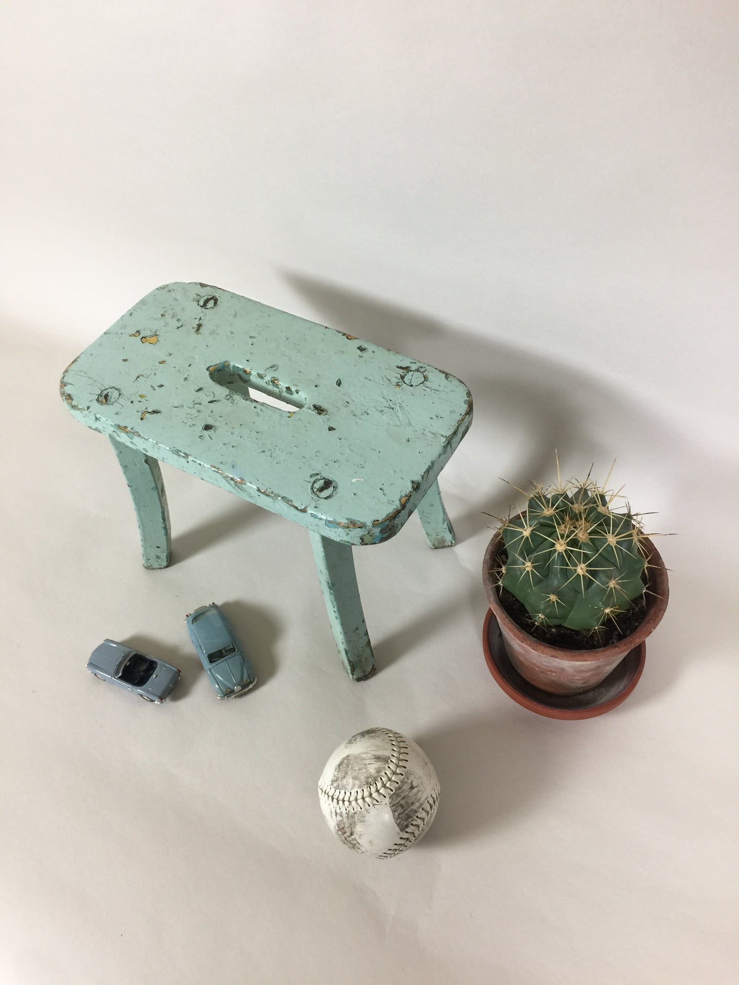 Kleiner Hocker mit schöner Patina