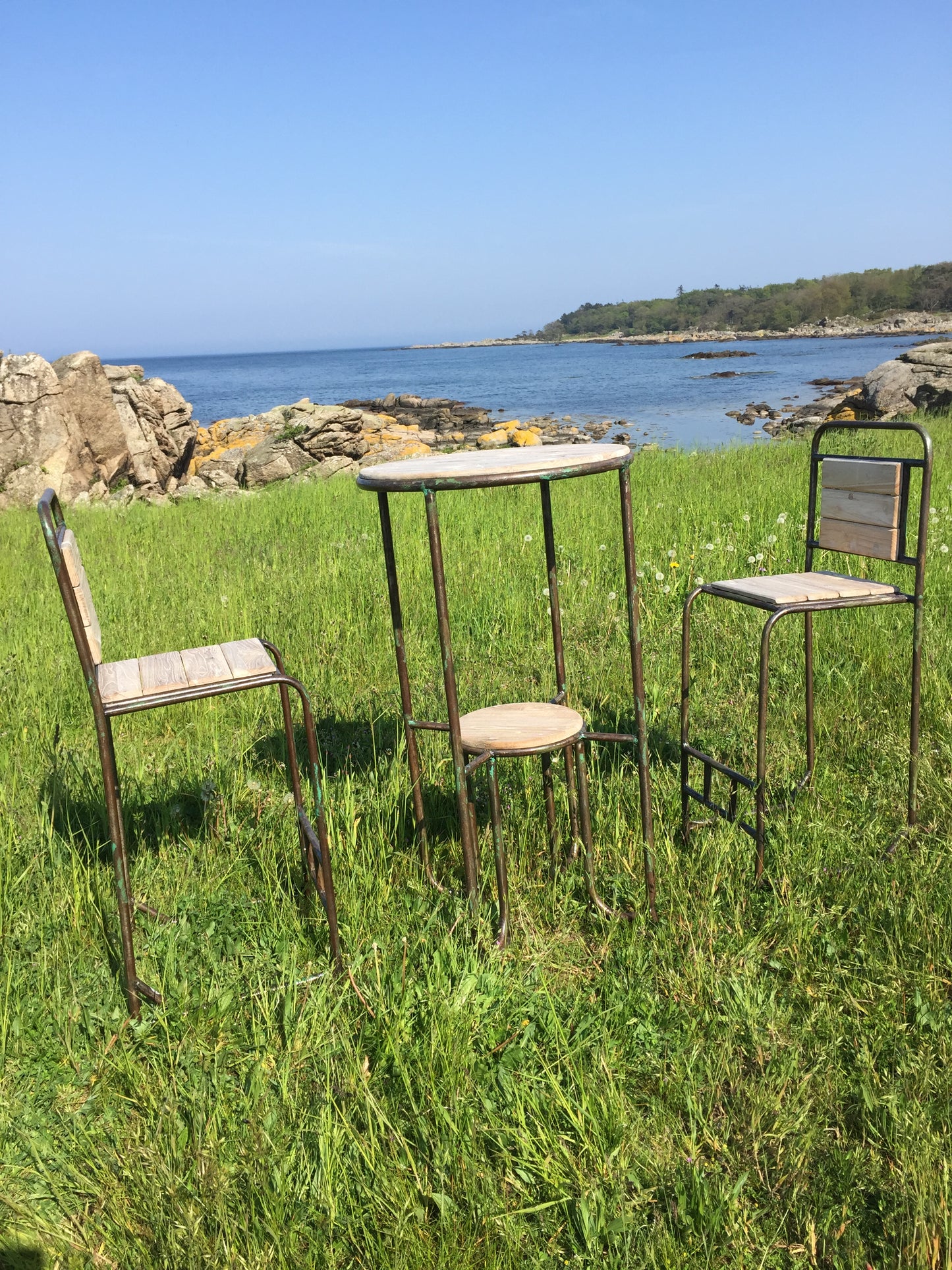 Roher und industrieller Bartisch mit zwei Barhockern