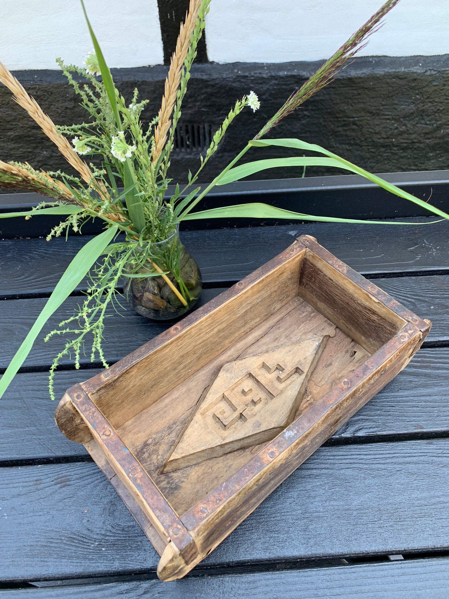 Backsteinform aus Holz mit Metallstempel am Boden