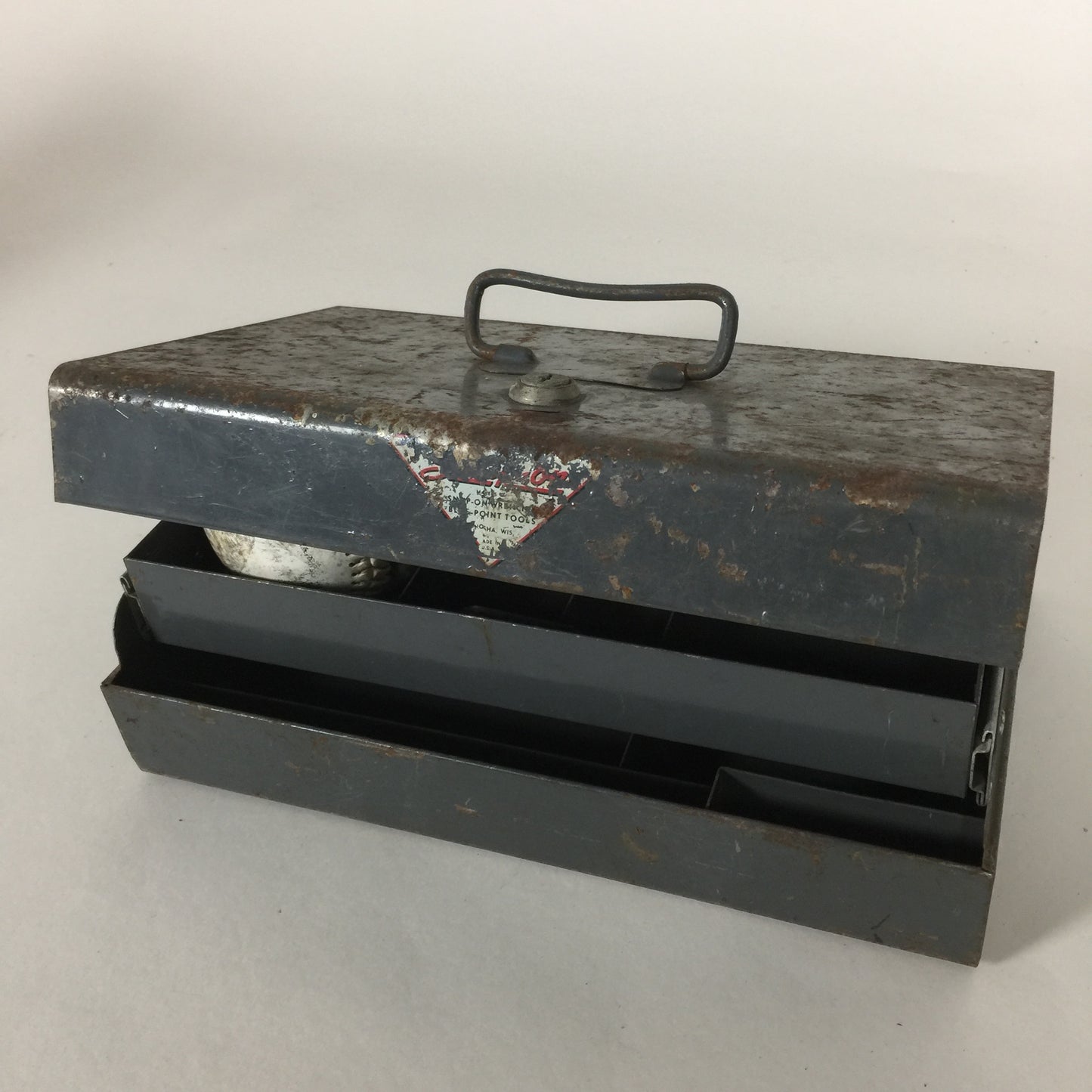 Rohe und schöne alte Schachtel mit vielen Fächern