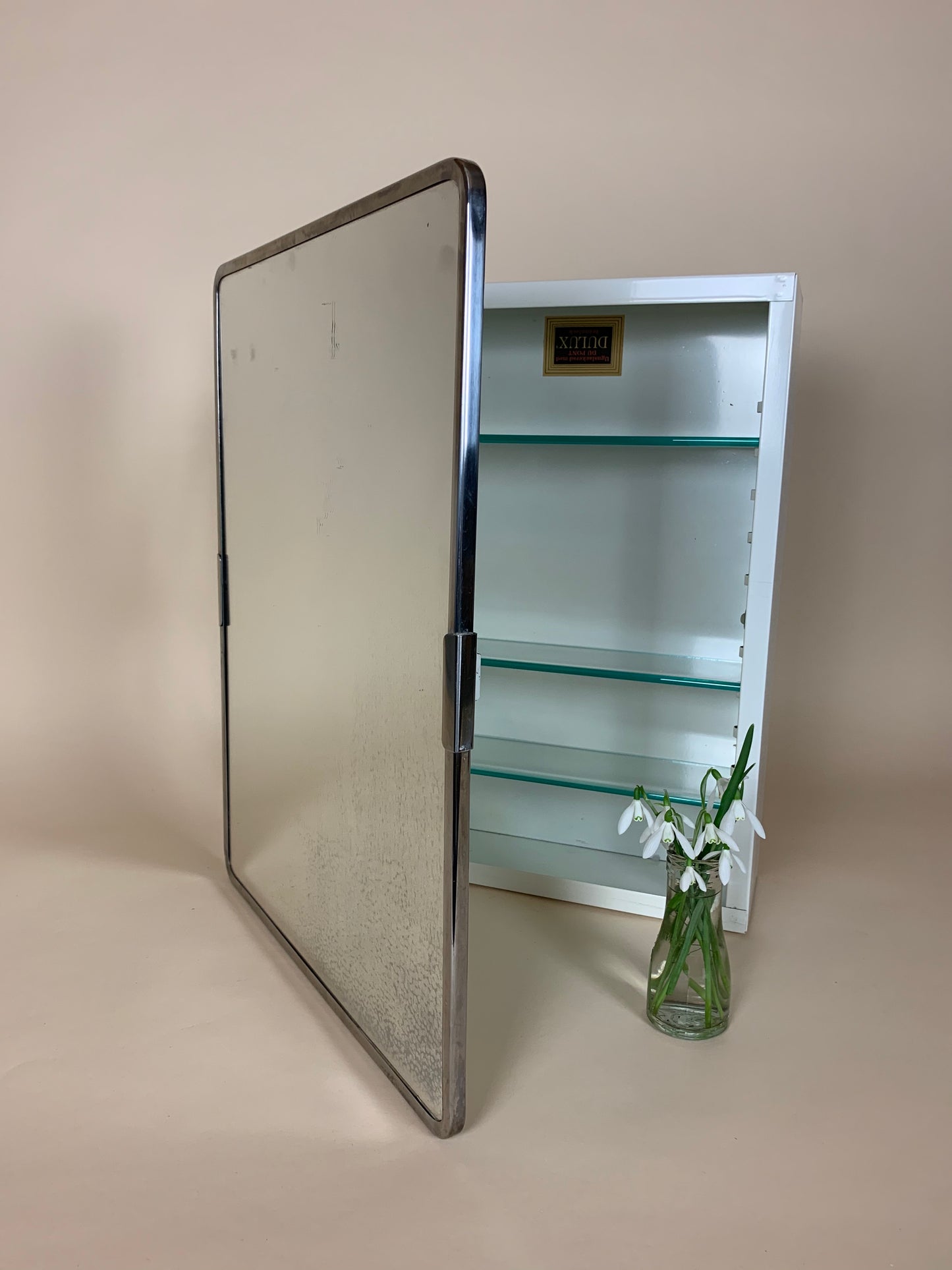 Medizinschrank im Rohstil mit Spiegel
