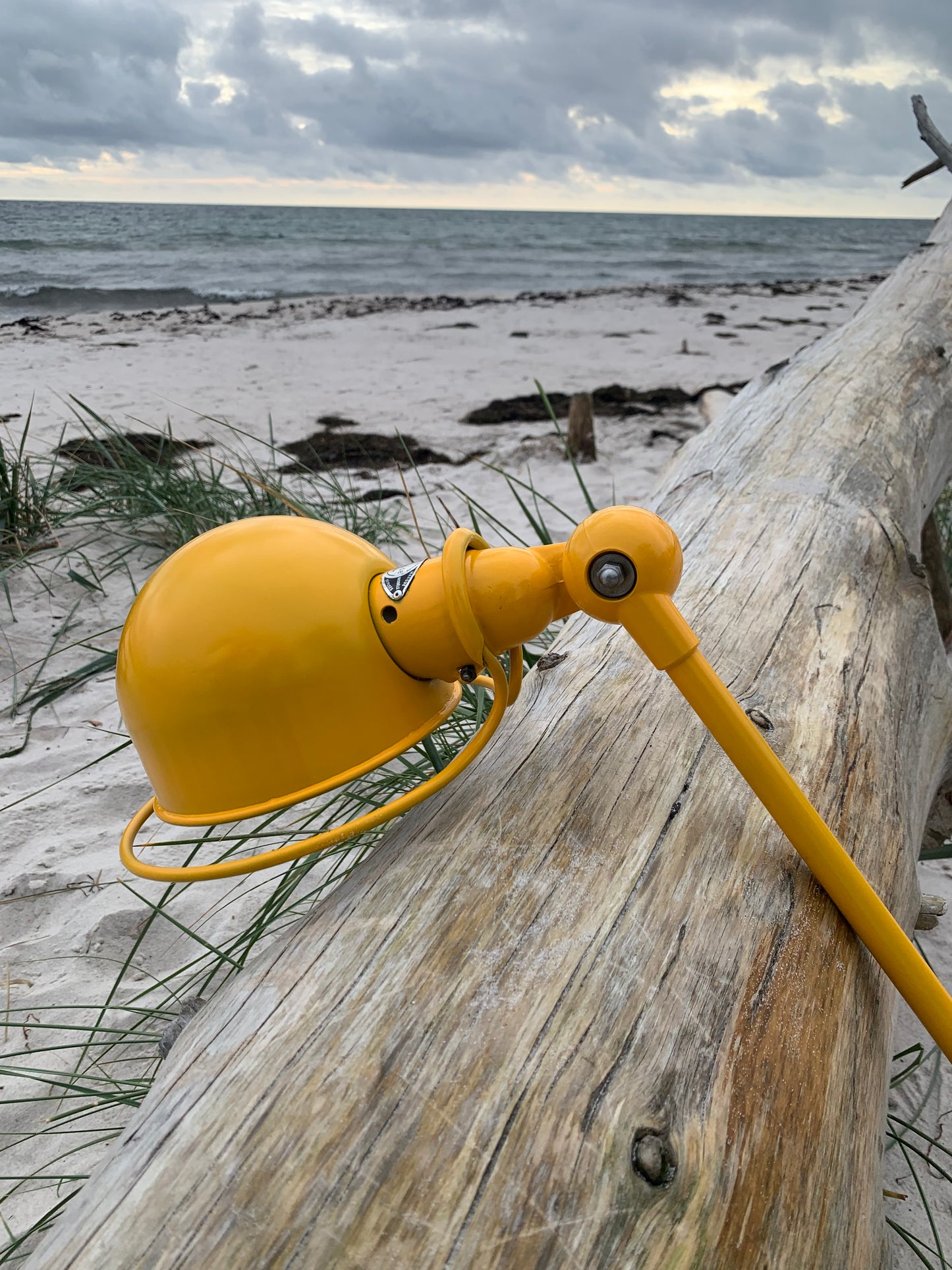 Gelbe Jieldé-Lampe mit 1 Arm und Tischbefestigung