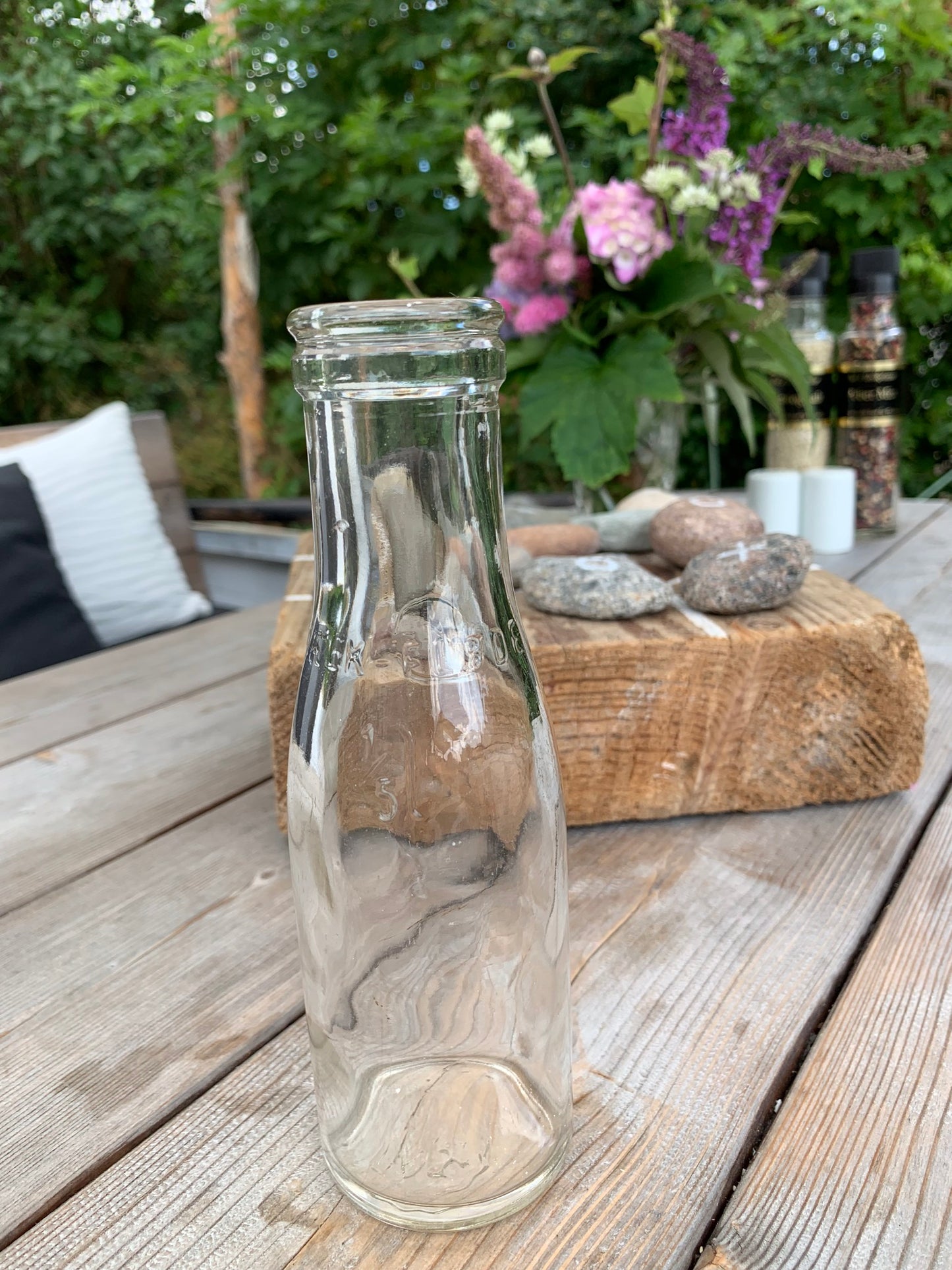 Alte Milch- und Sahneflasche.