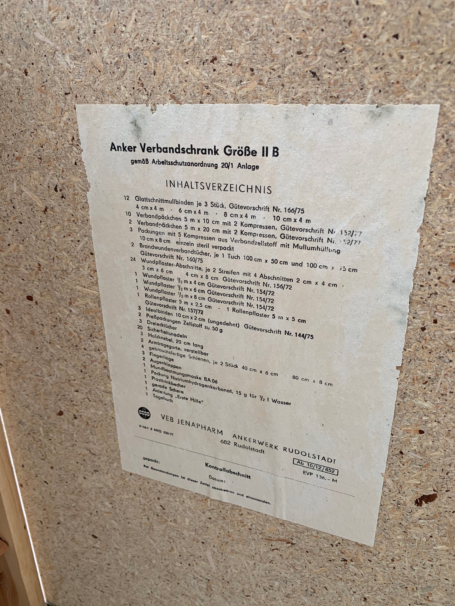 Rotkreuzschrank mit Schublade innen