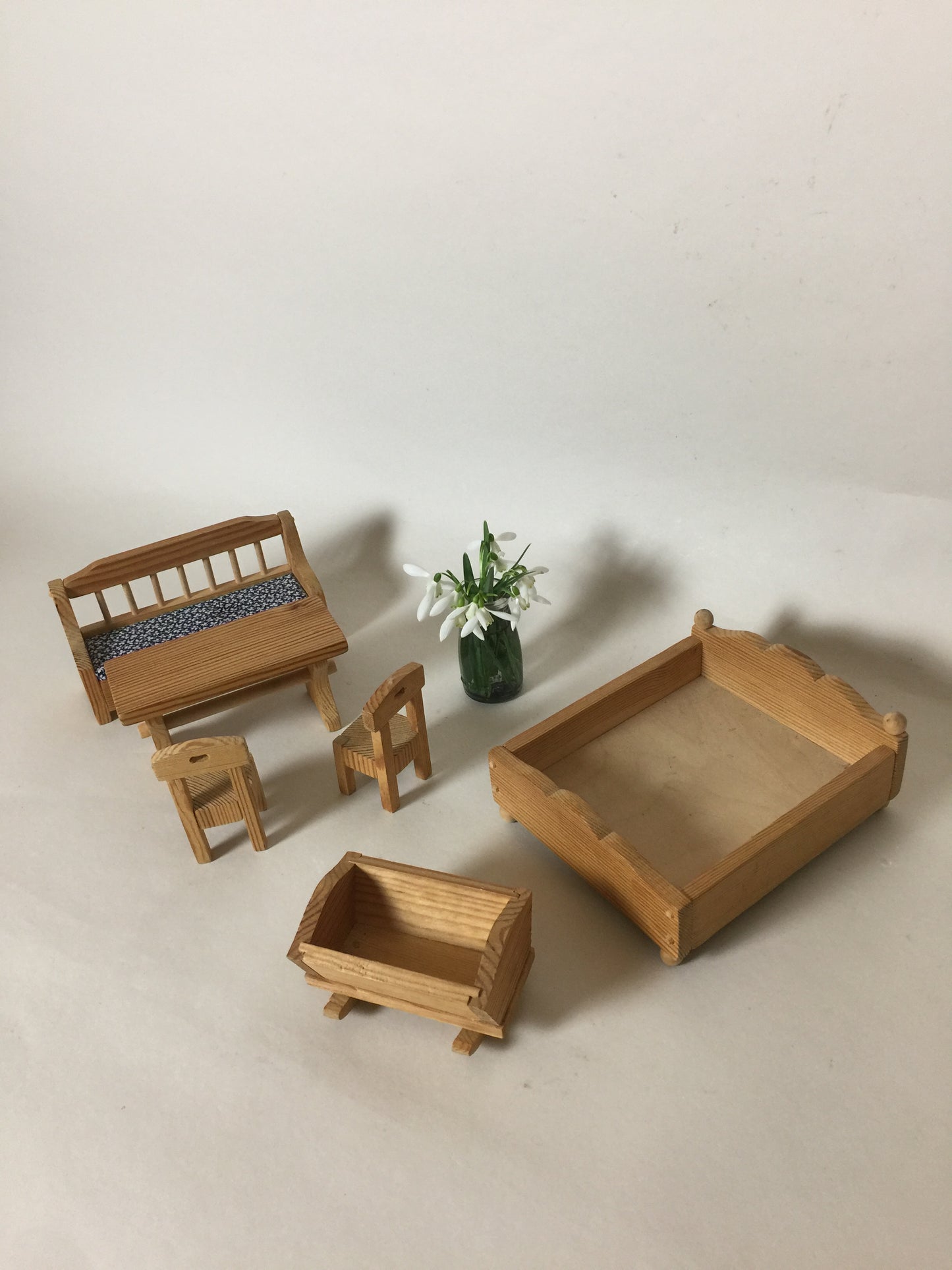 Puppenstubenmöbel (zusammen verkauft)