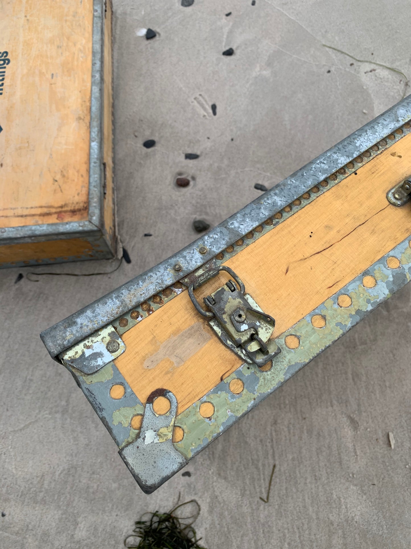 Holzetui mit Fächern und Metallkanten - Einzeln erhältlich