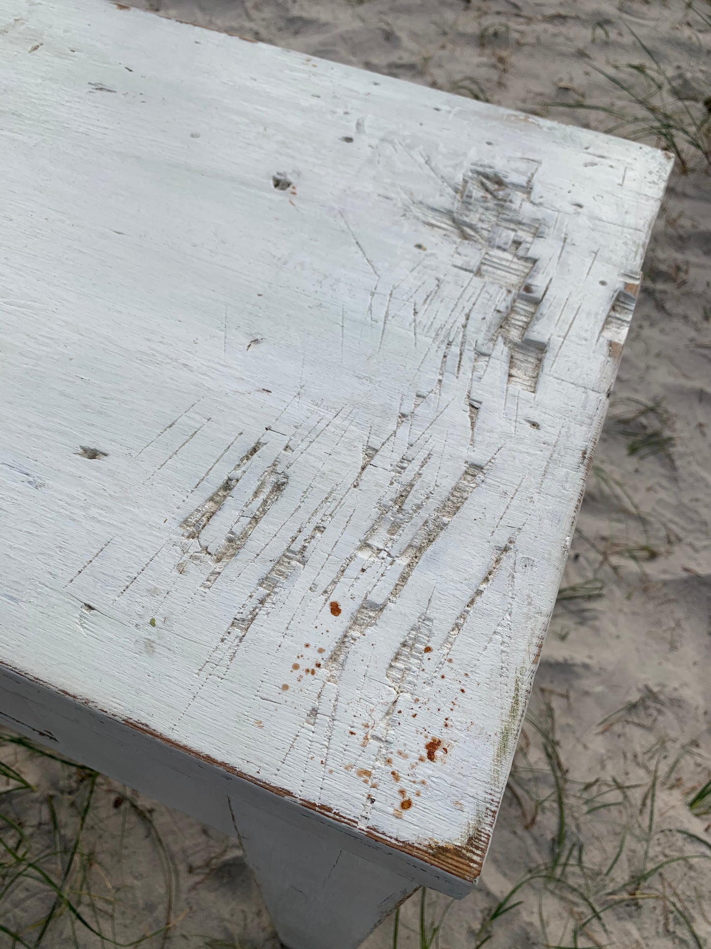 Tisch mit Patina