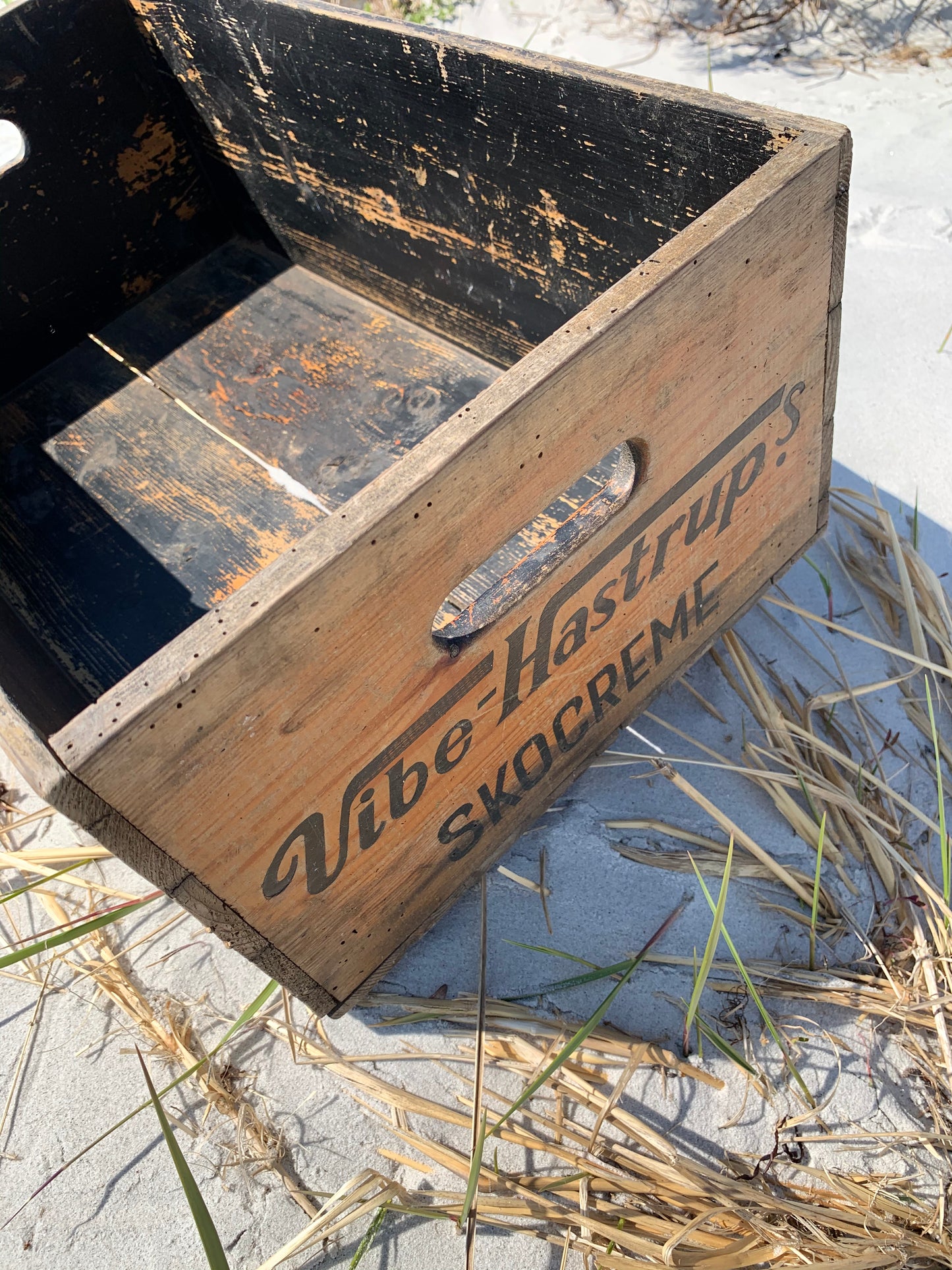 Holzkiste mit lustiger Werbung für Schuhcreme