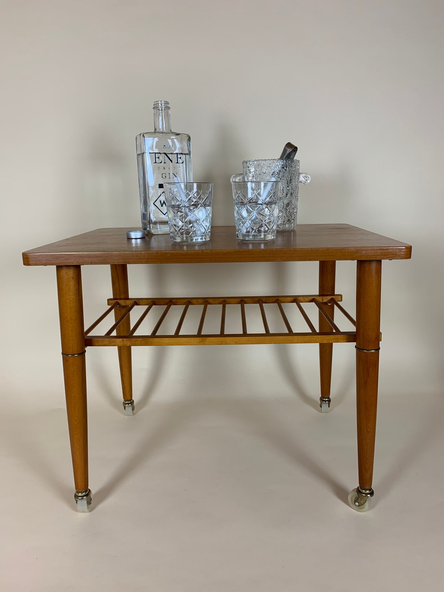Teaktisch auf Rädern mit Kistenregal