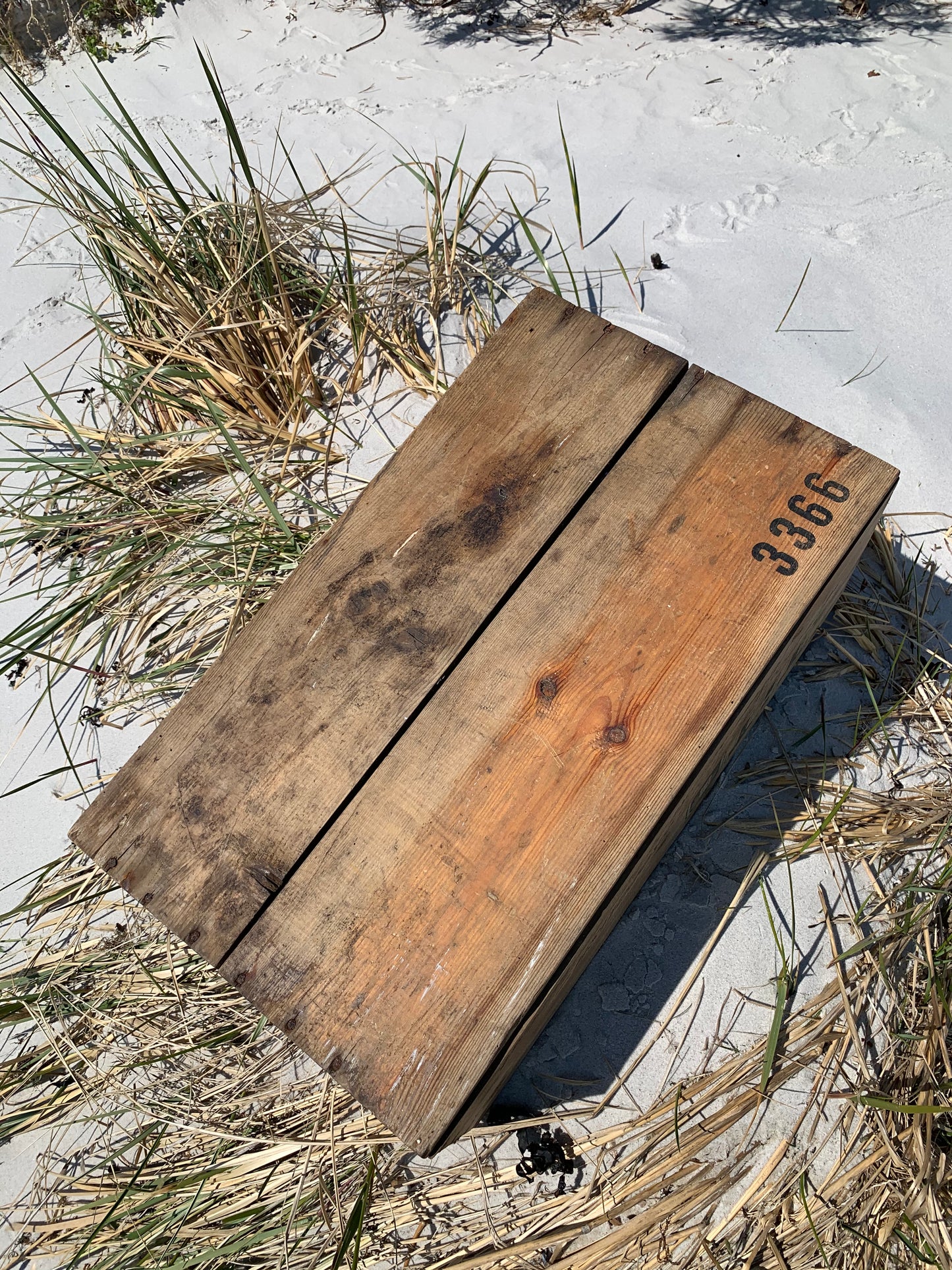 Holzkiste mit lustiger Werbung für Schuhcreme