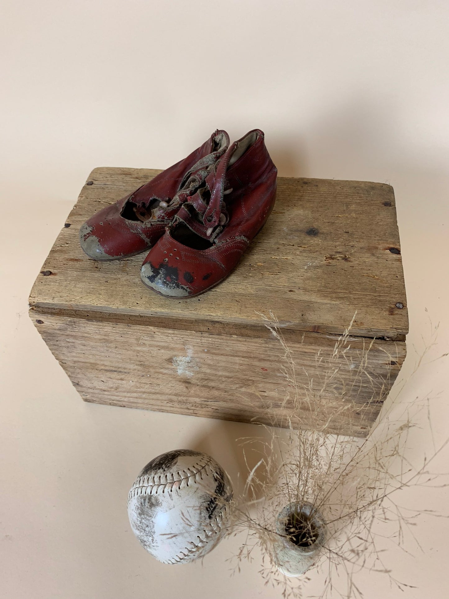 Dekorative alte Kinderschuhe
