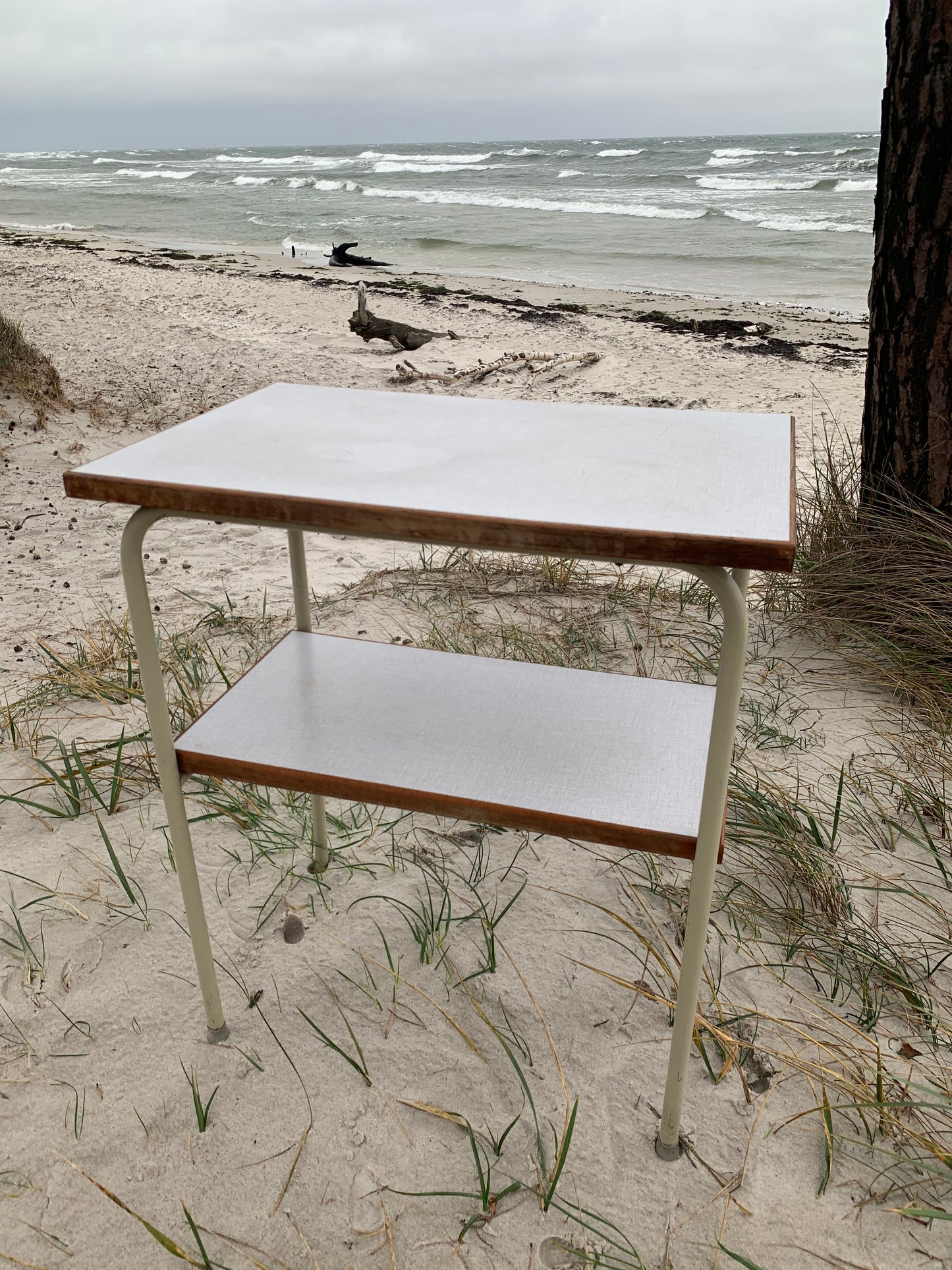 Tisch mit Regal