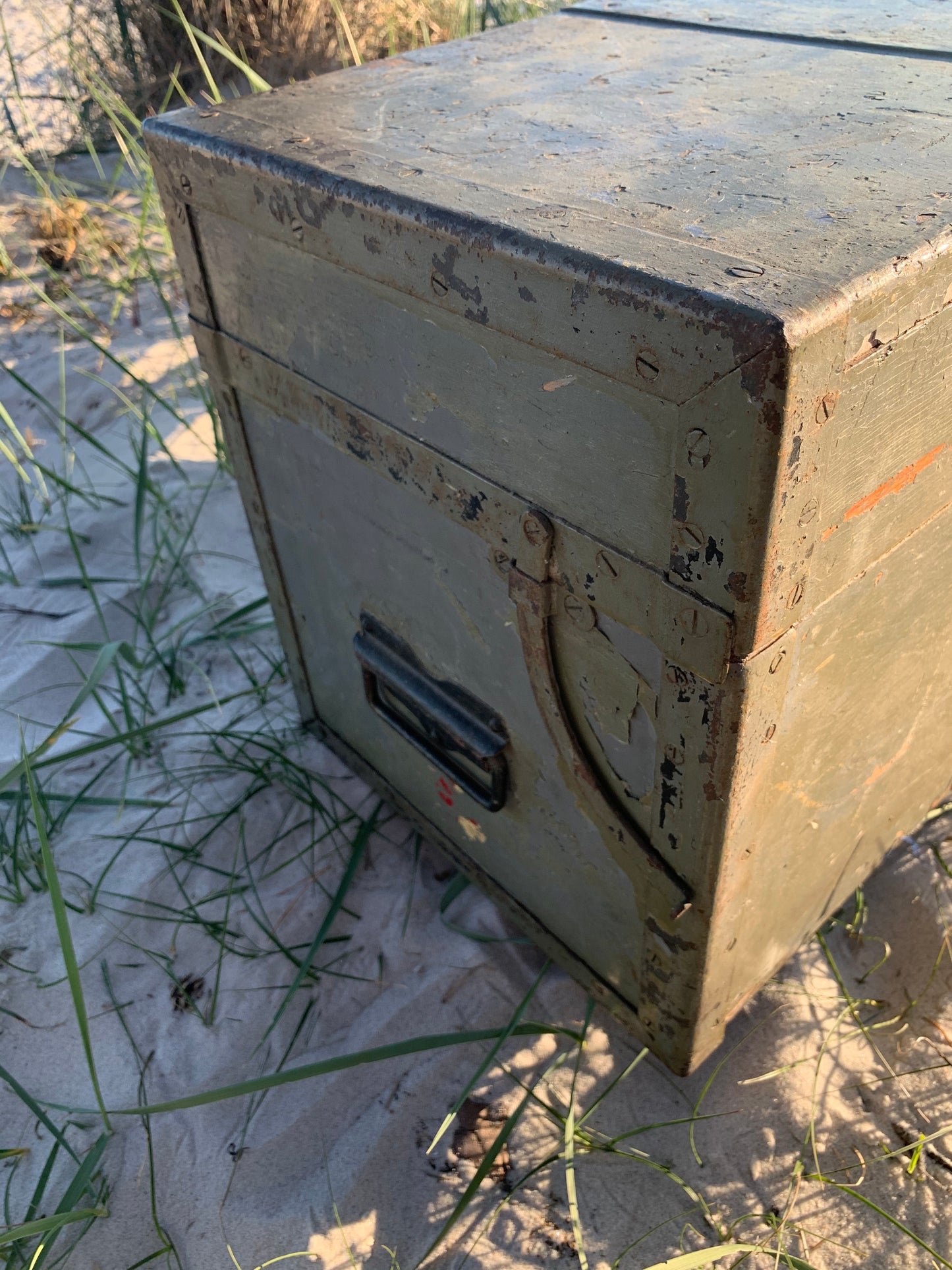 Große rohe Rote-Kreuz-Box mit Deckel
