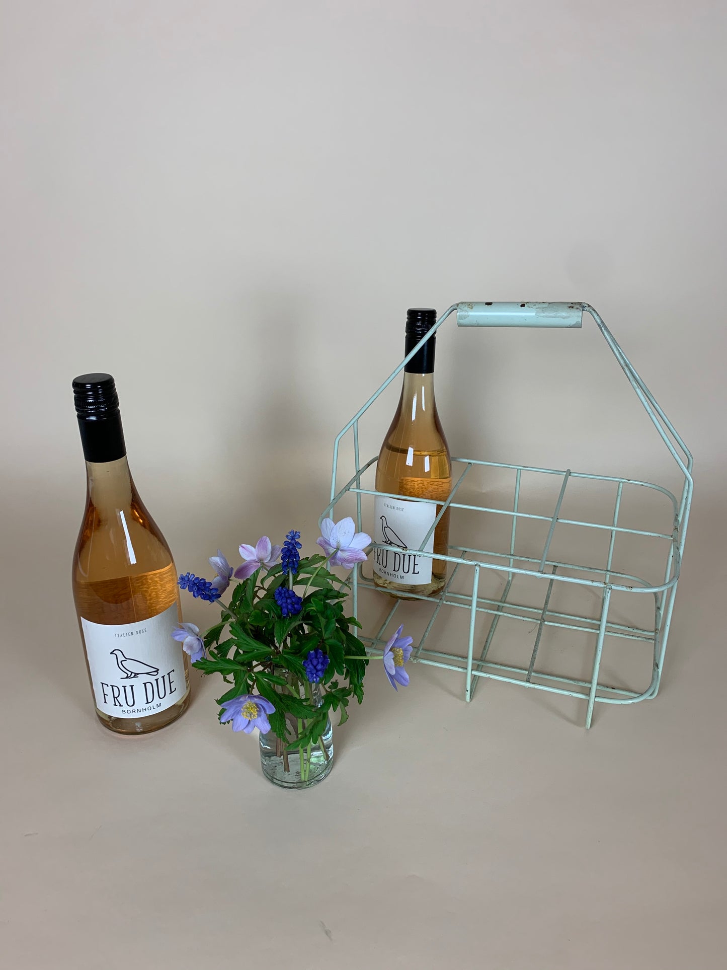 Pastellgrüner Flaschenhalter mit Patina