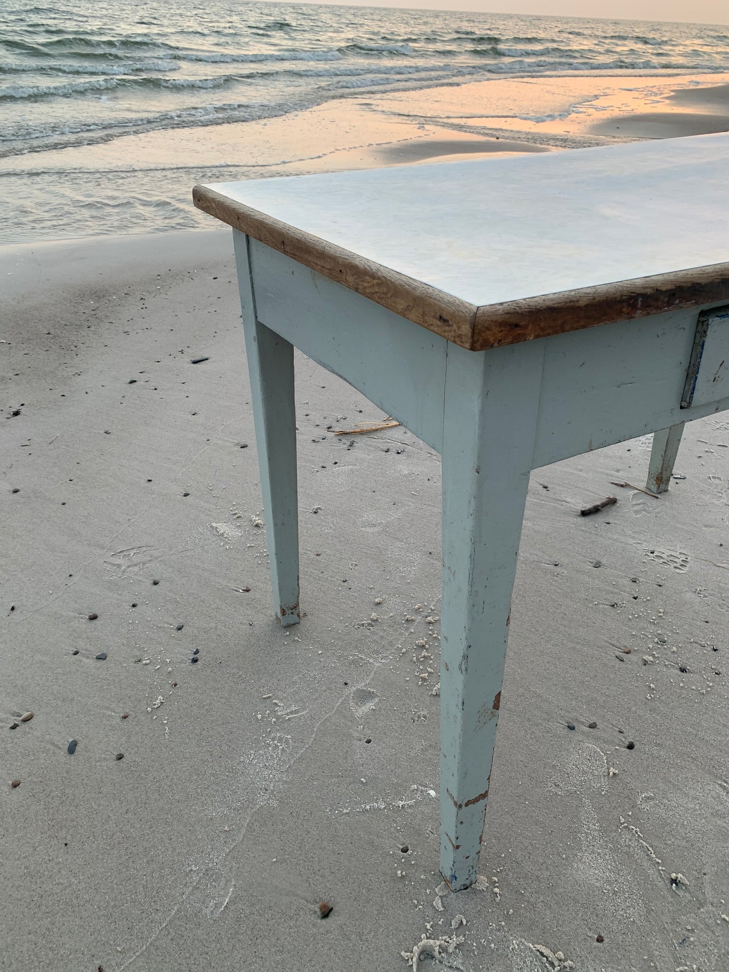 Tisch mit Patina