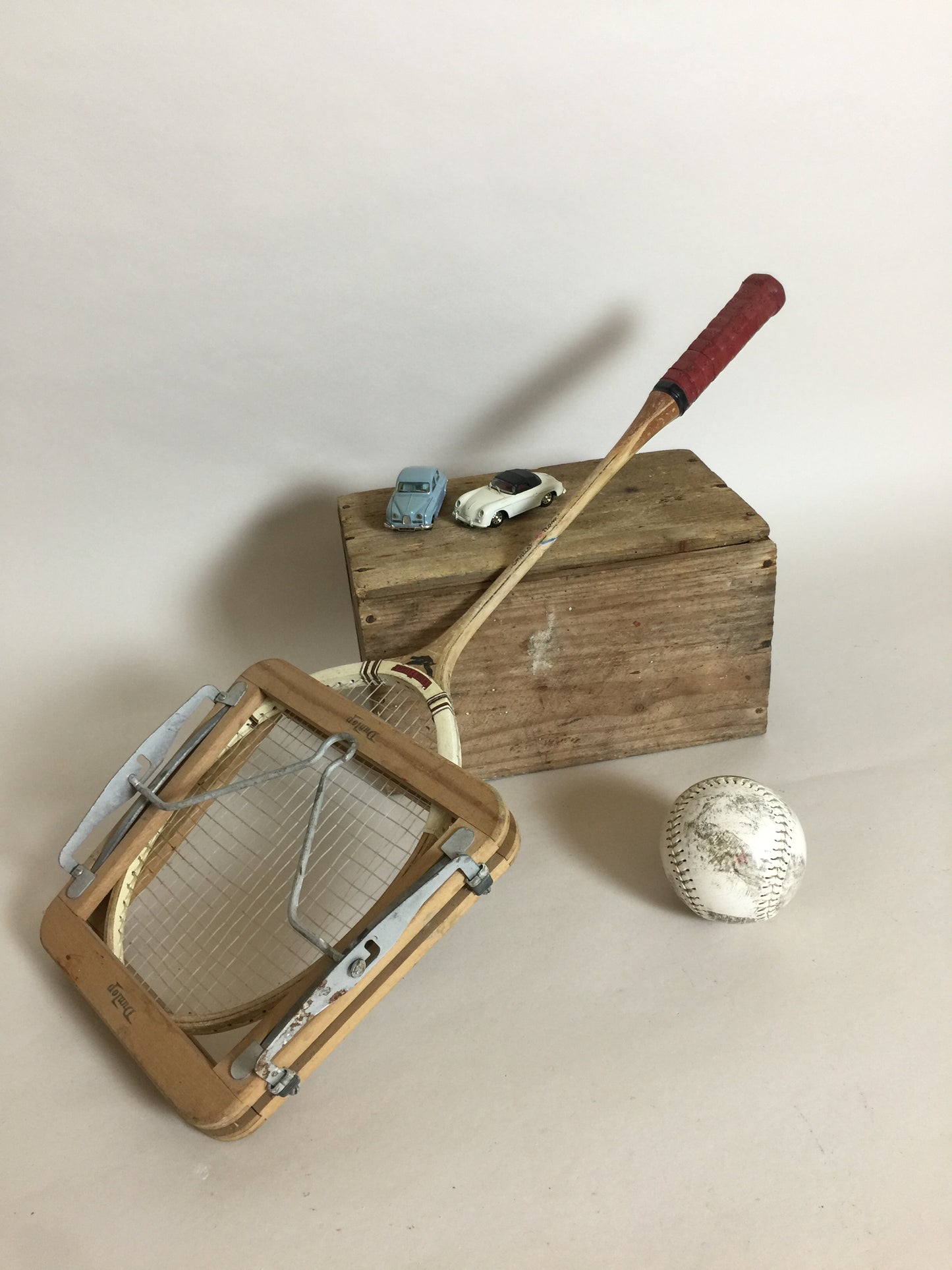 Alter und dekorativer Badmintonschläger mit Rahmen