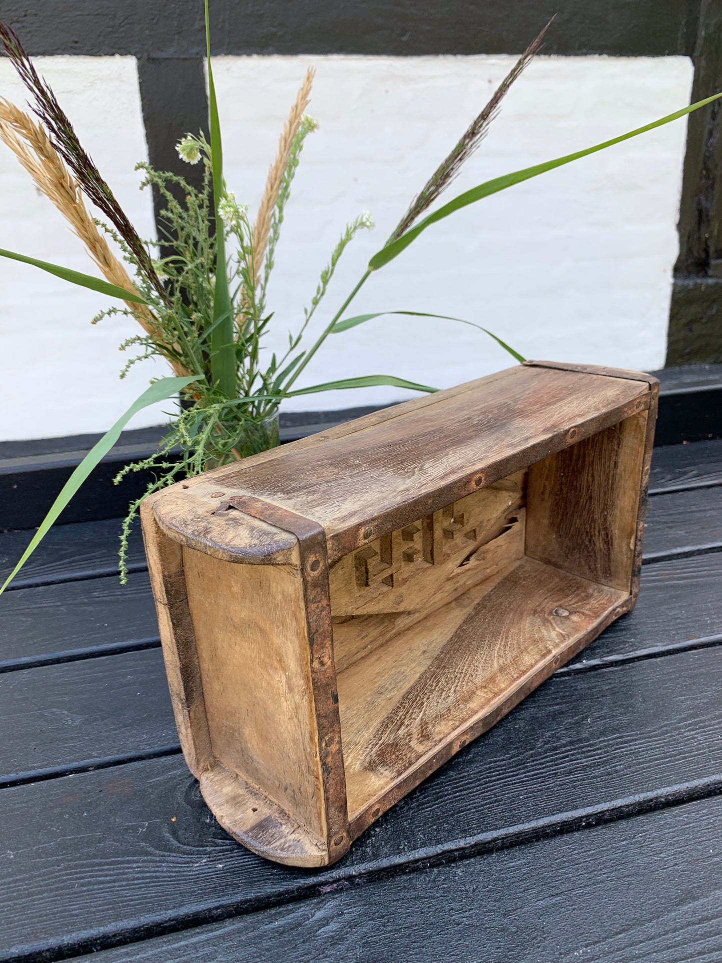 Backsteinform aus Holz mit Metallstempel am Boden