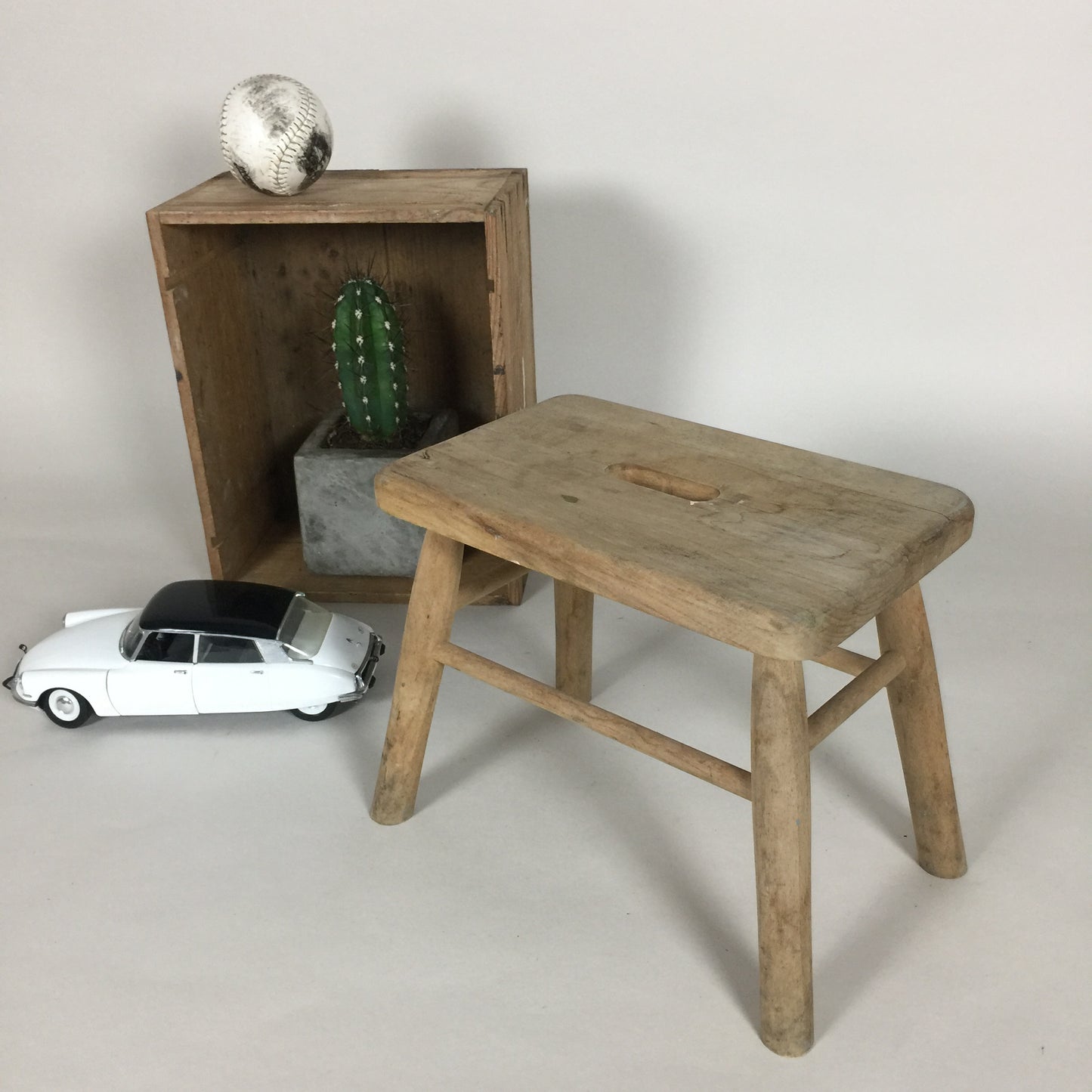 Schöner und sehr nützlicher Hocker aus Holz