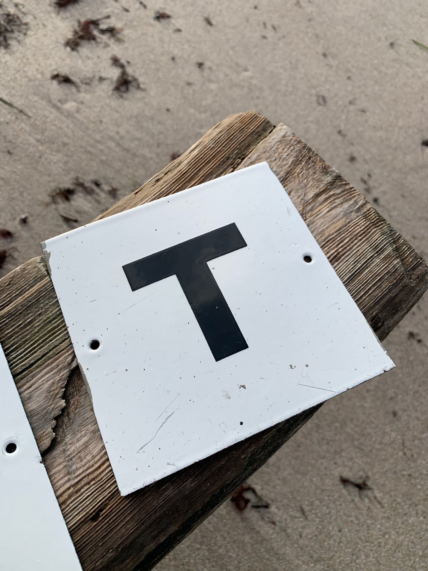 Emailleschild mit dem Buchstaben T