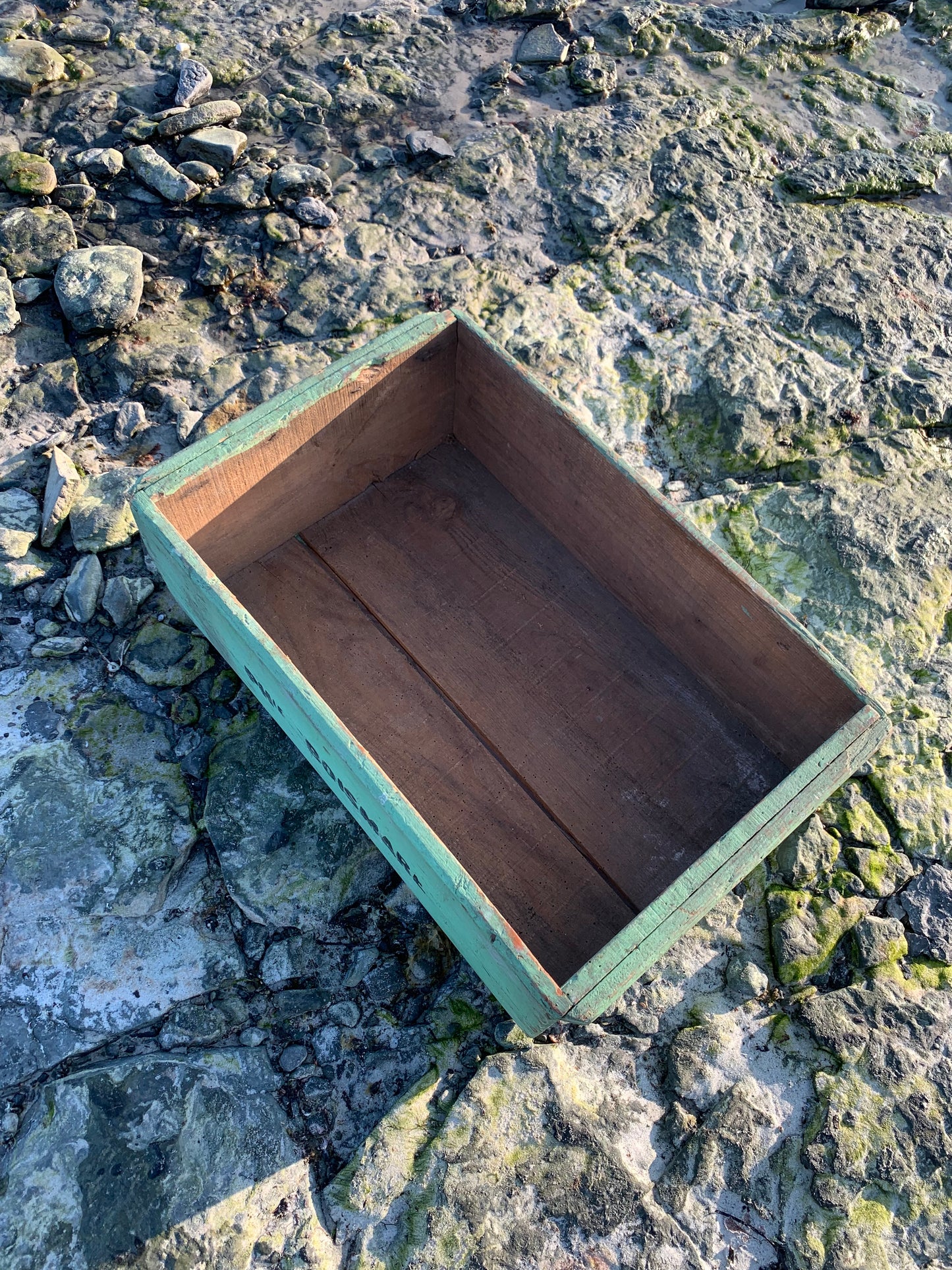 Französische Holzkiste mit Aufdruck