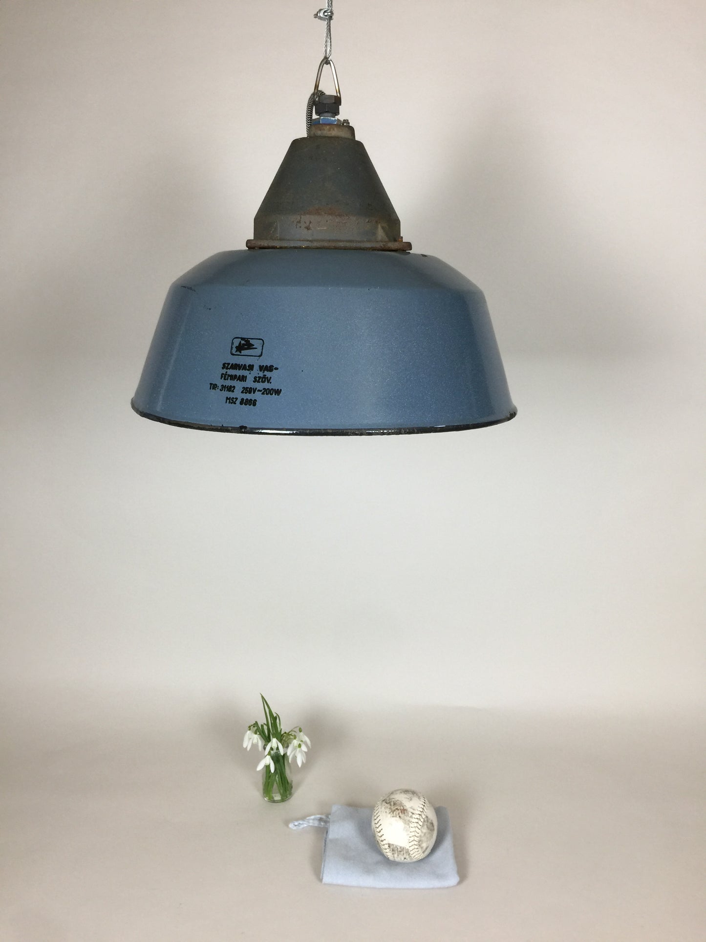 Rohe und industrielle Lampe in schöner blauer Farbe