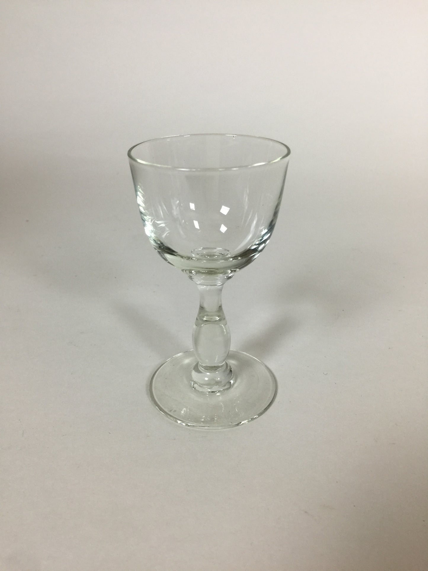 Schönes kleines dekoratives Glas