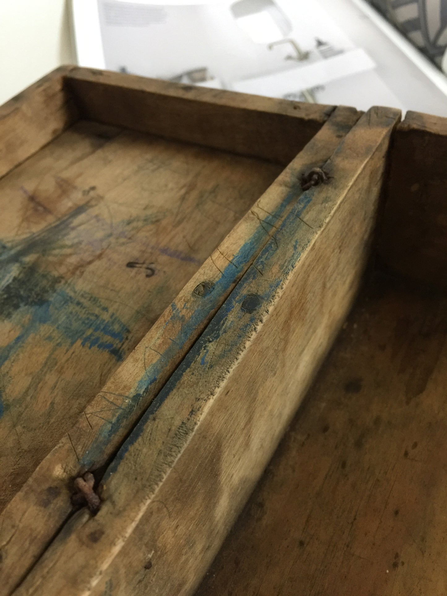 Sehr alte und schöne Holzkiste mit Deckel