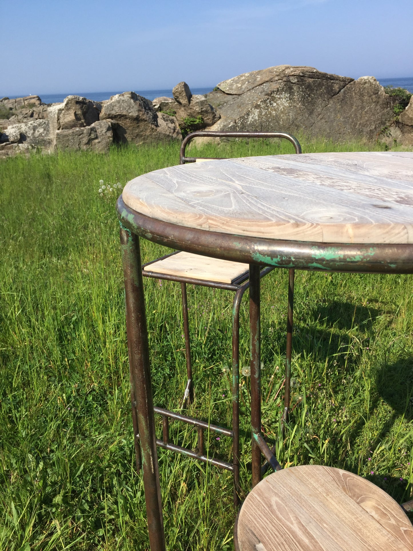 Roher und industrieller Bartisch mit zwei Barhockern