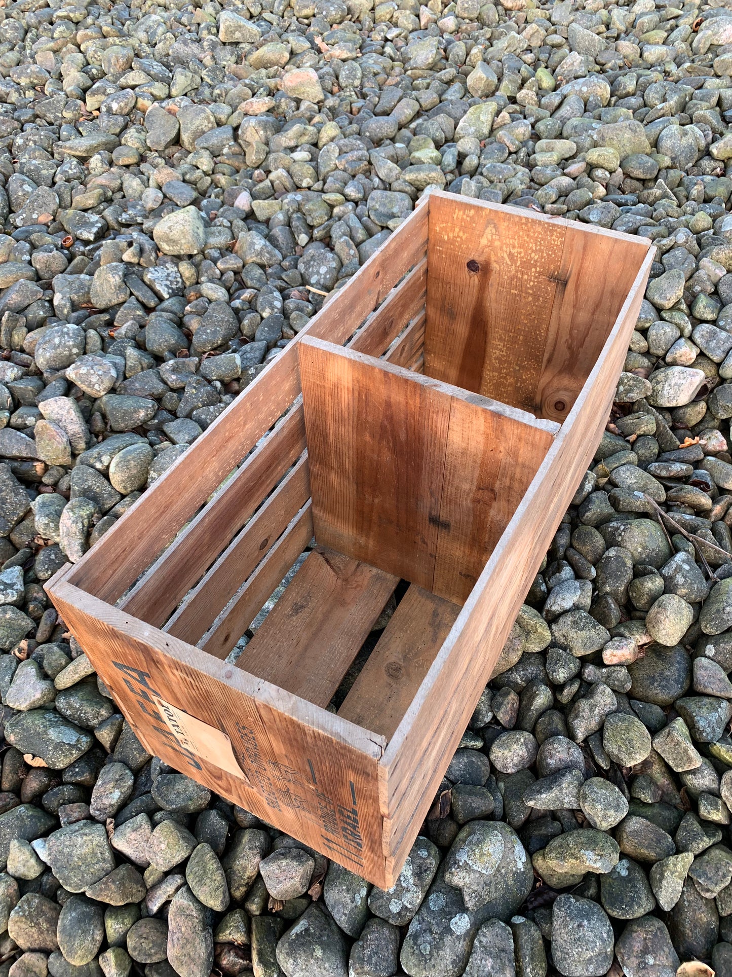 Alte Holzkiste mit "Tatol-Marke"