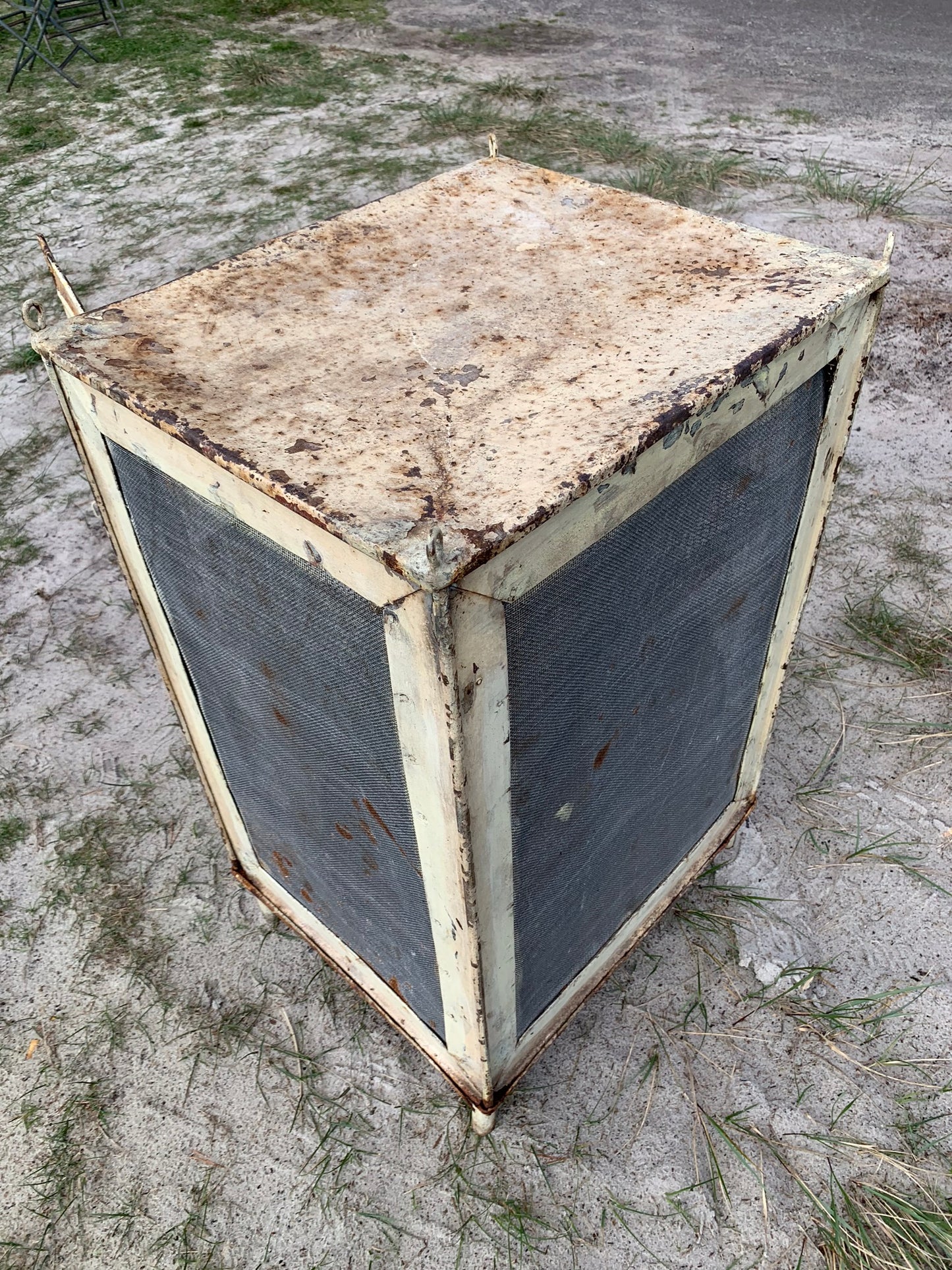 Schöner Fliegenschrank mit Beinen und Regalen